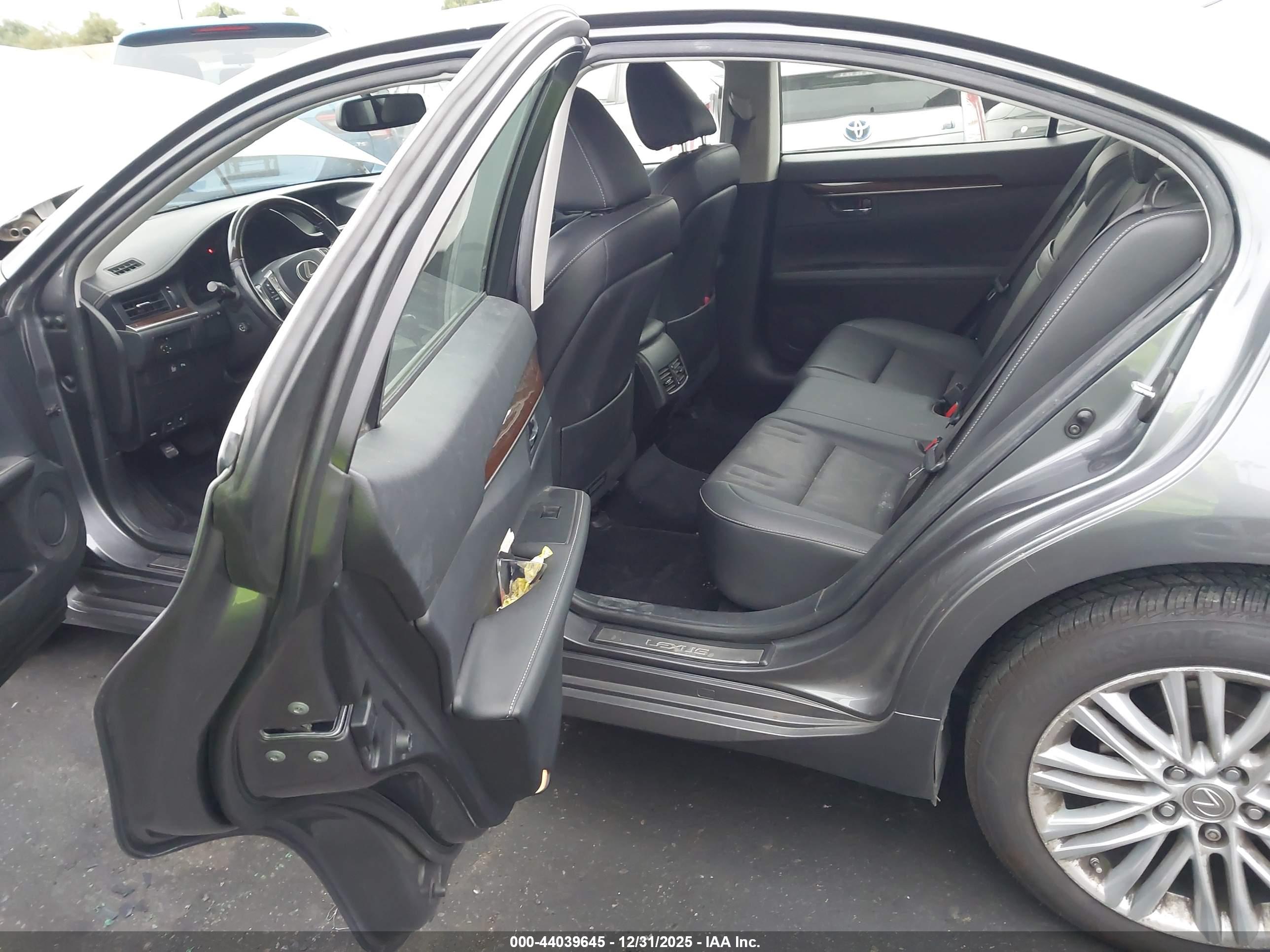 LEXUS ES image 8