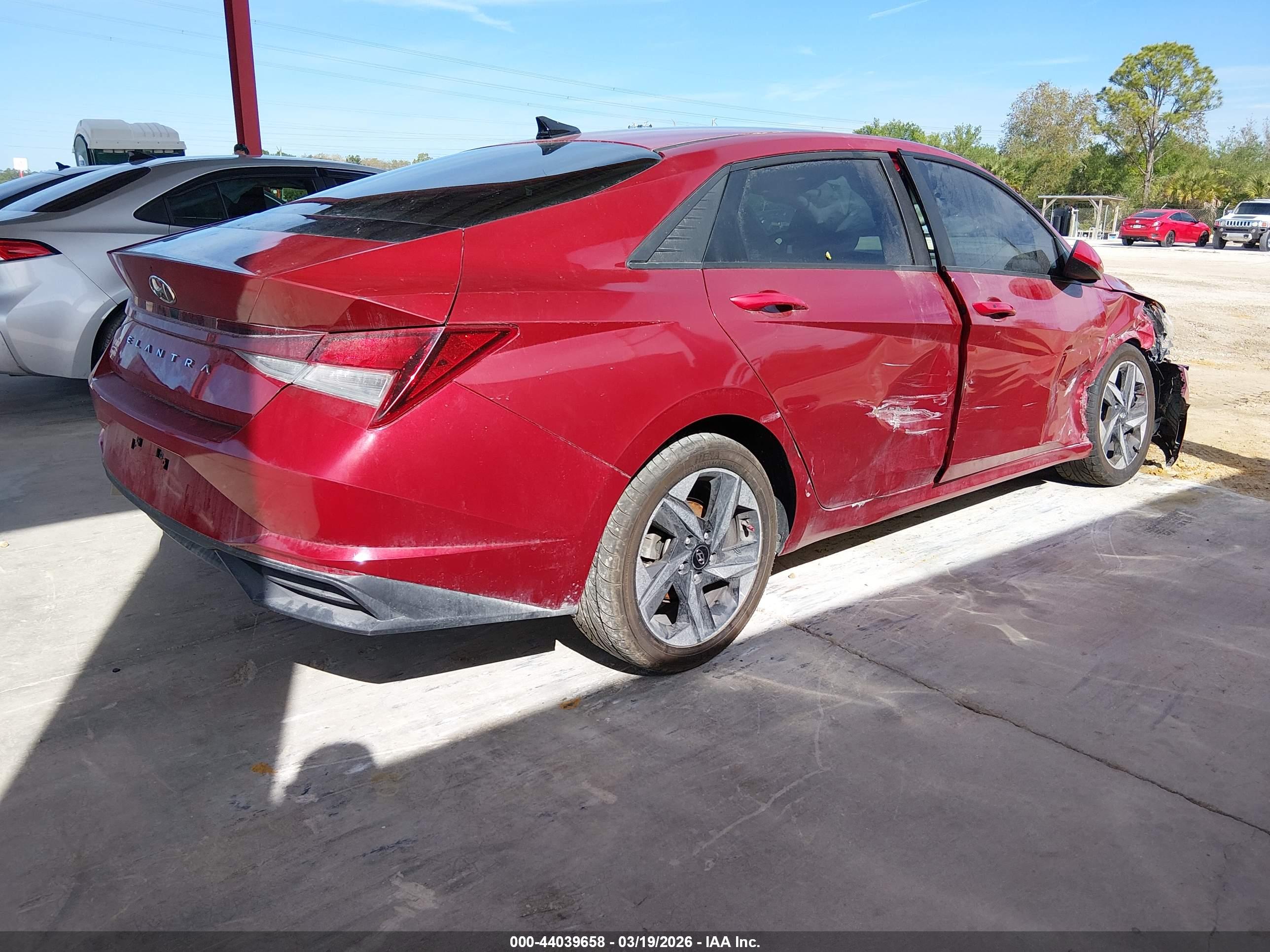 HYUNDAI ELANTRA image 4