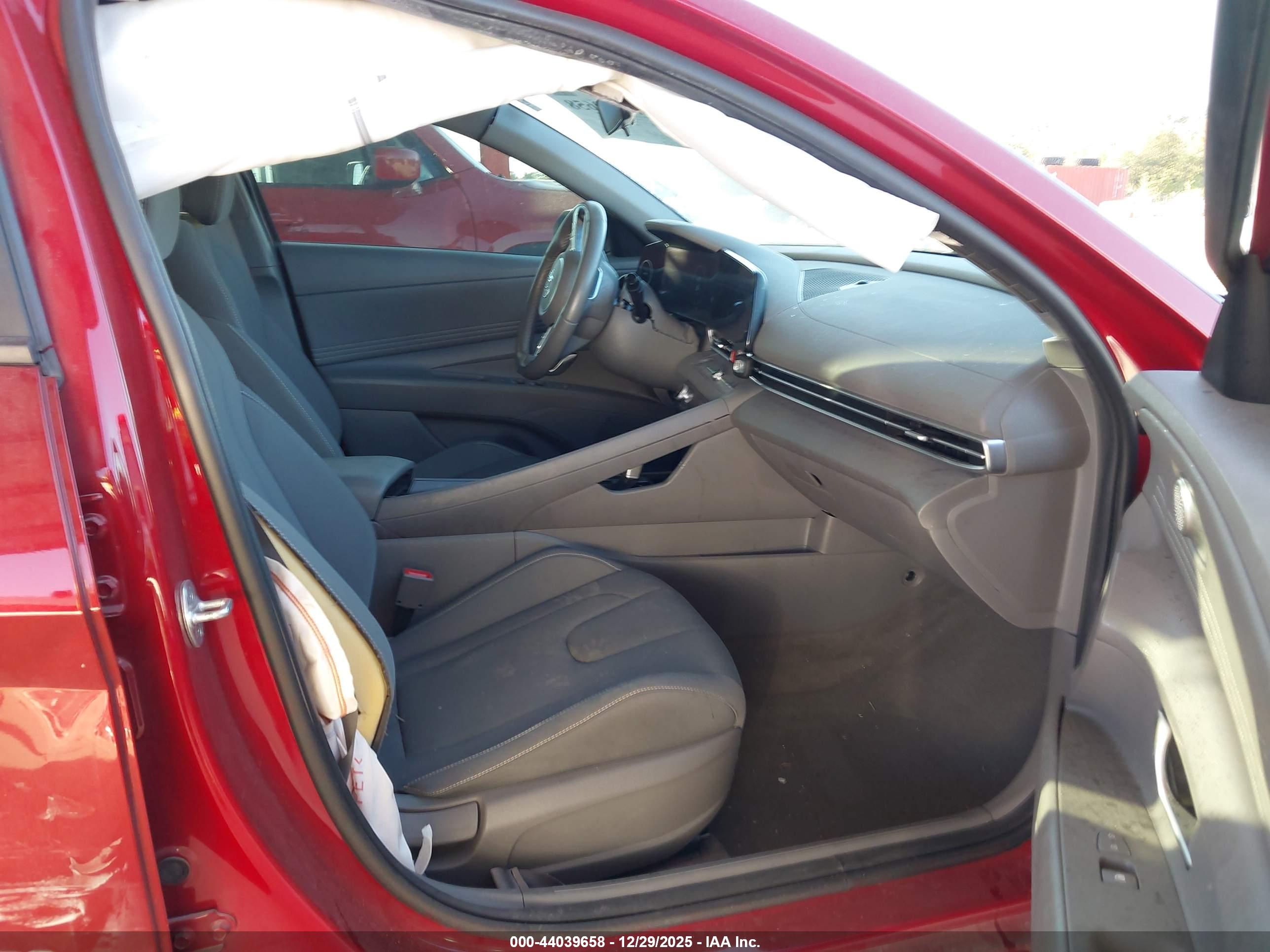 HYUNDAI ELANTRA image 5