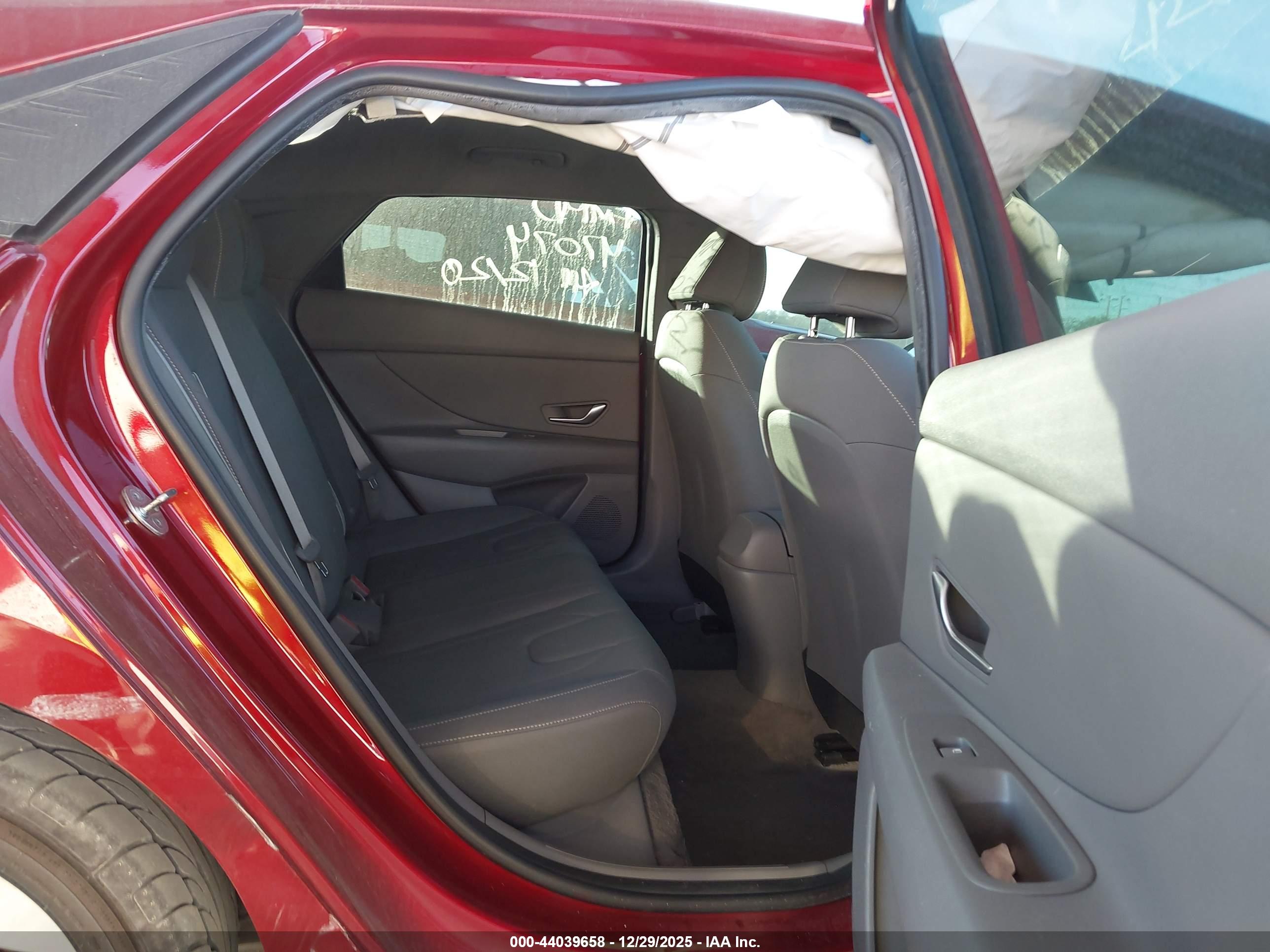 HYUNDAI ELANTRA image 8
