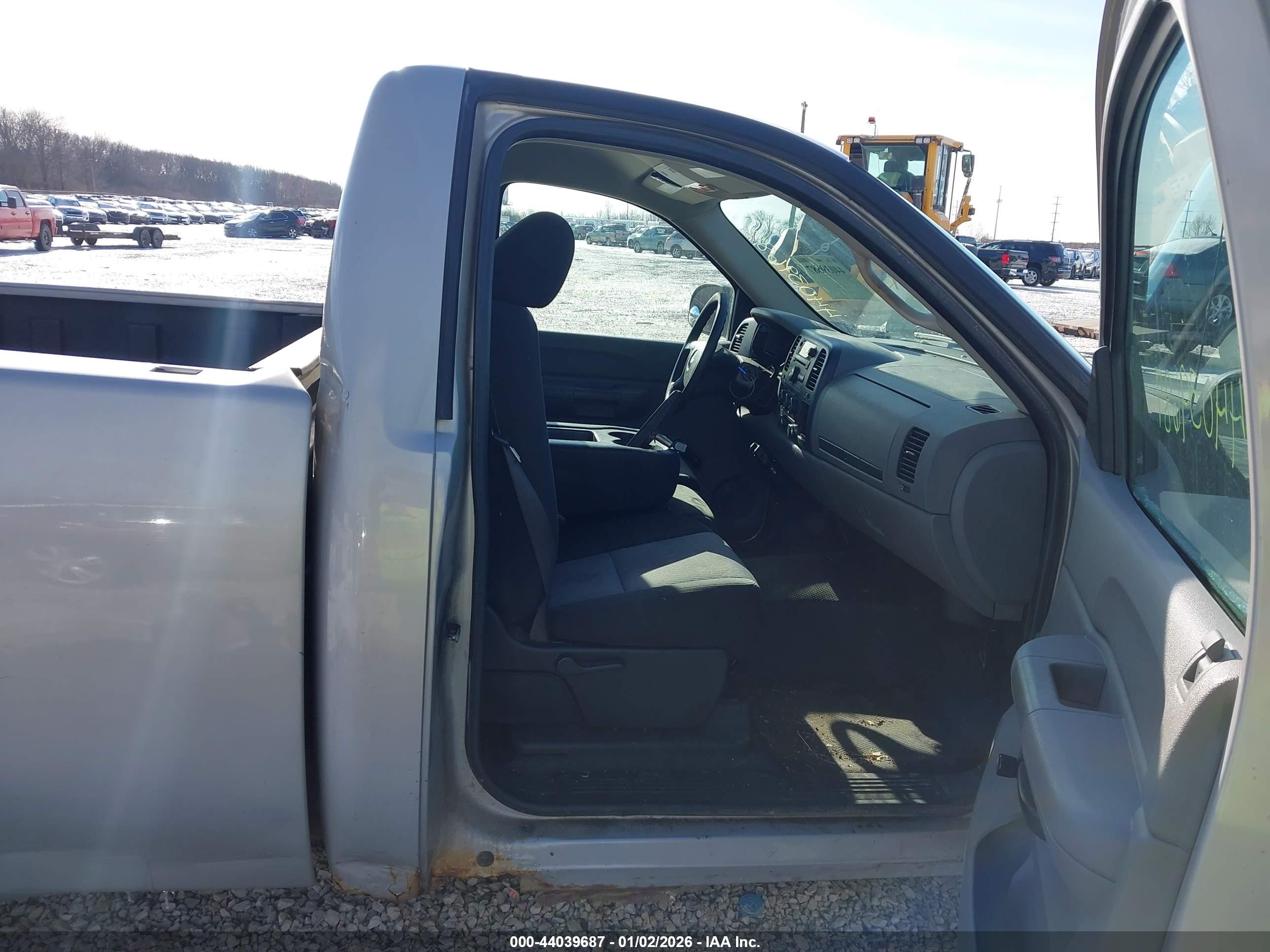 CHEVROLET SILVERADO image 5