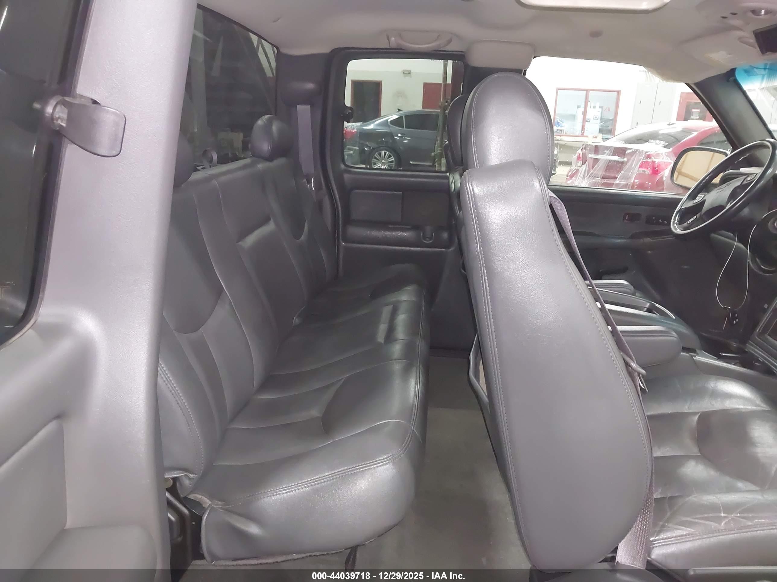 CHEVROLET SILVERADO image 8