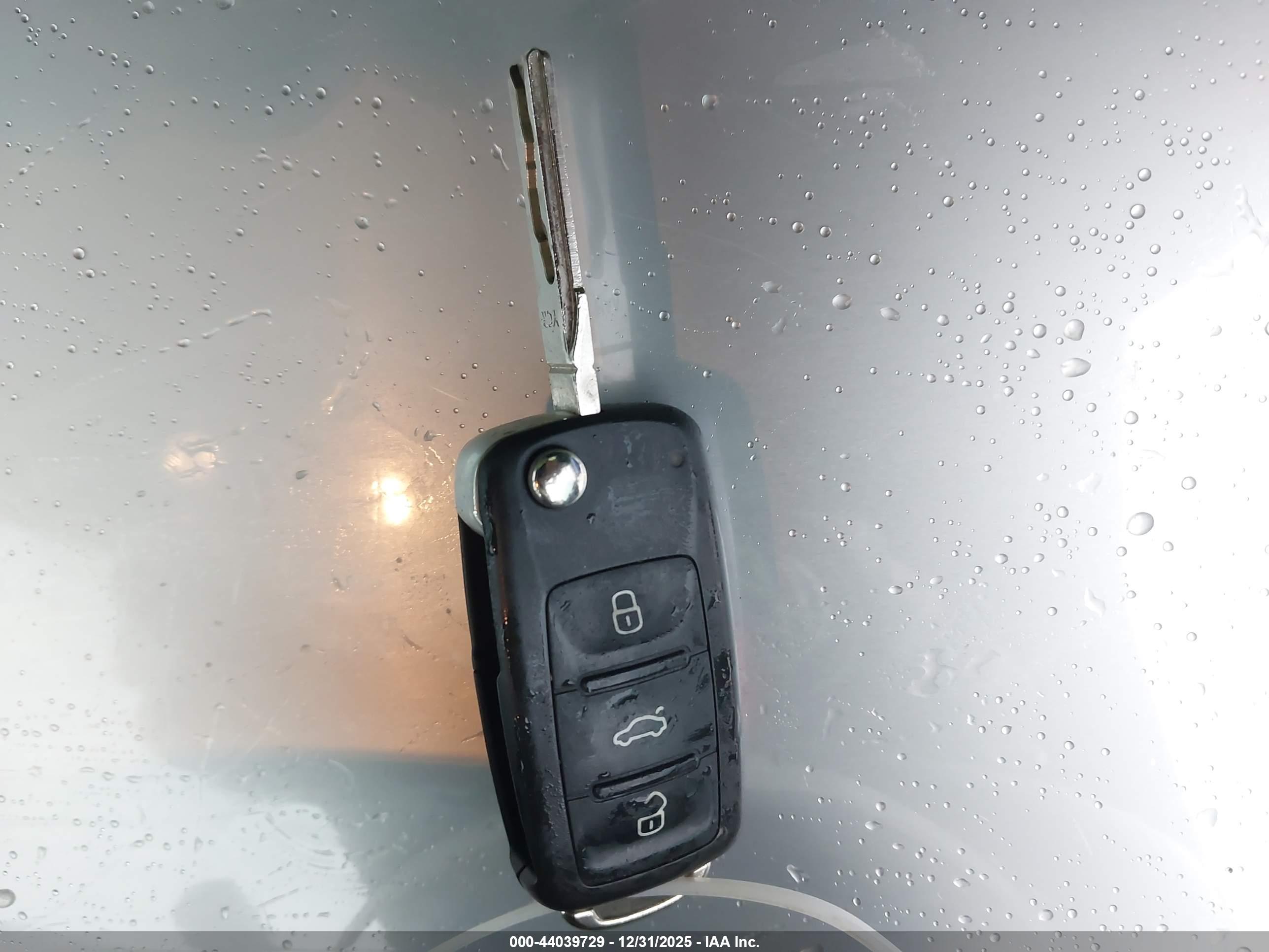 VOLKSWAGEN BEETLE image 11