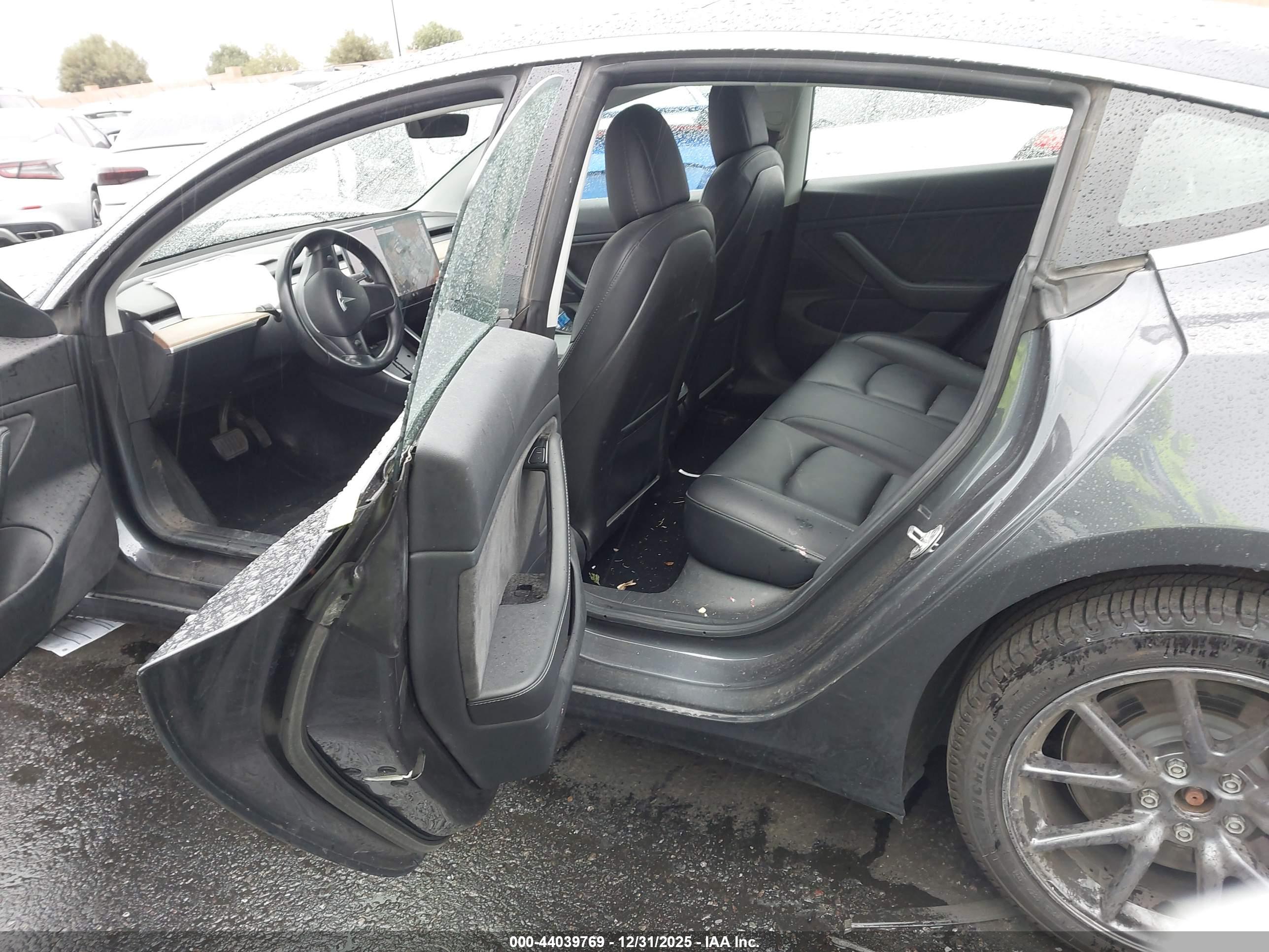 TESLA MODEL image 8