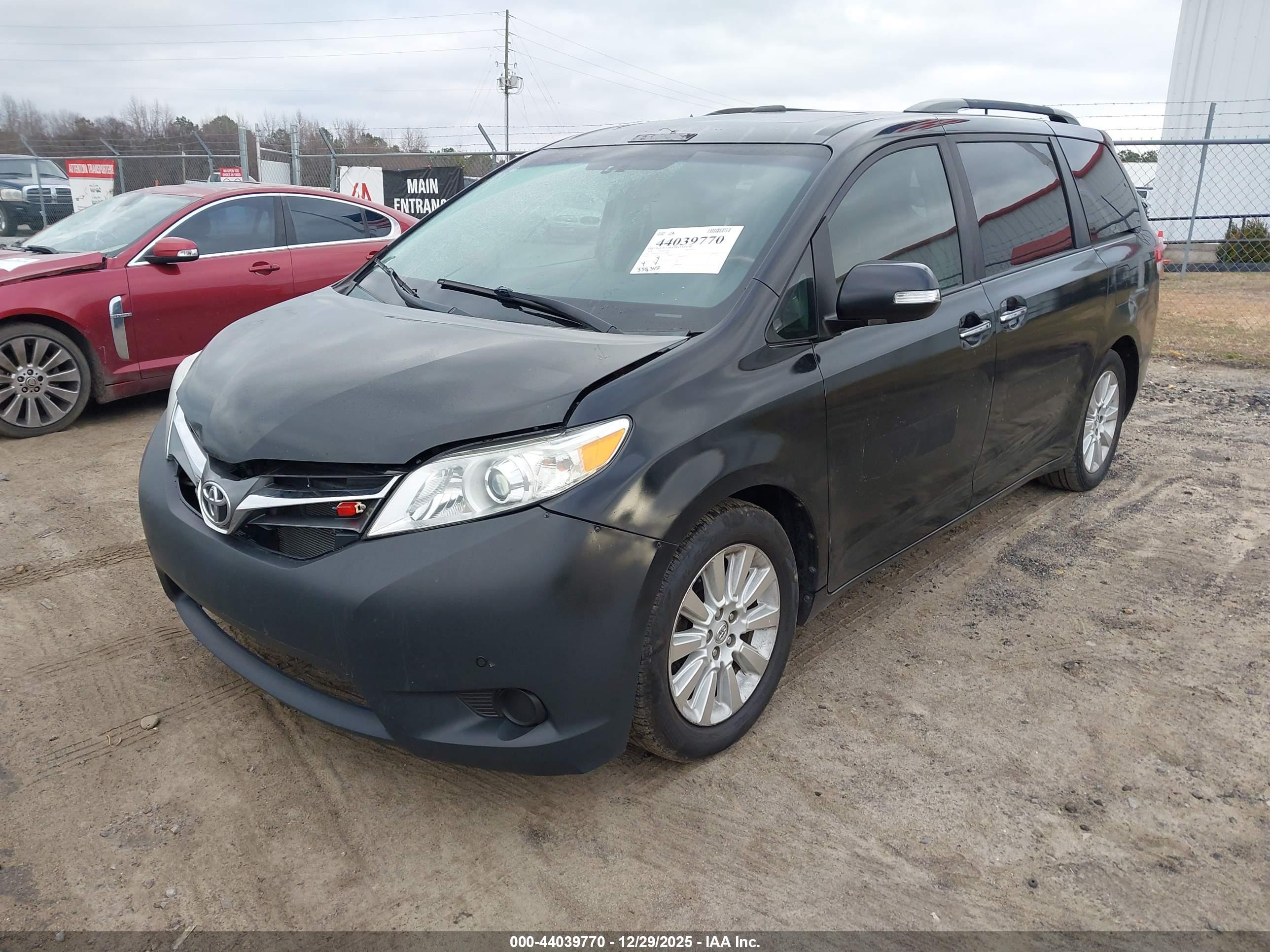 TOYOTA SIENNA image 2