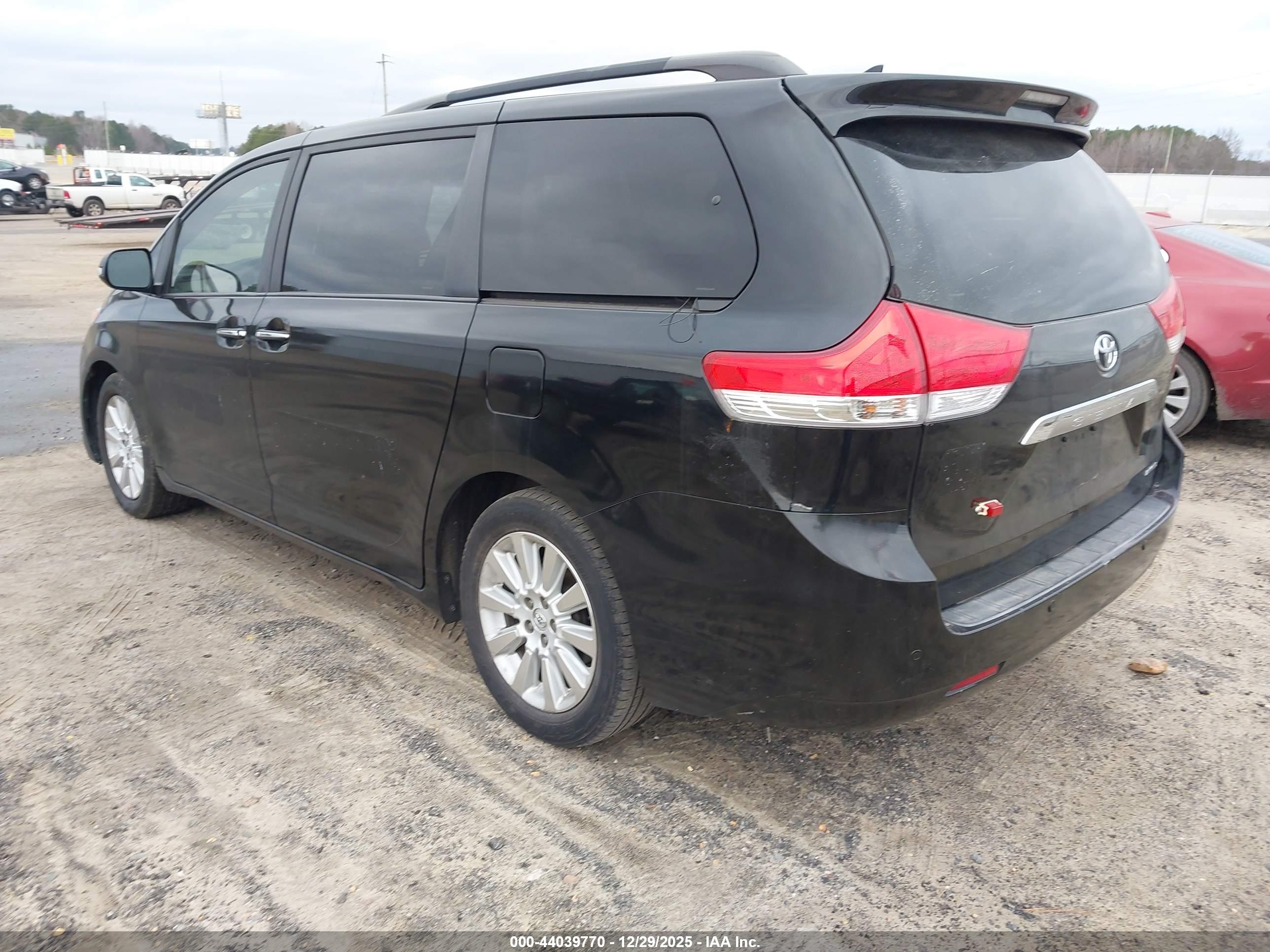 TOYOTA SIENNA image 3