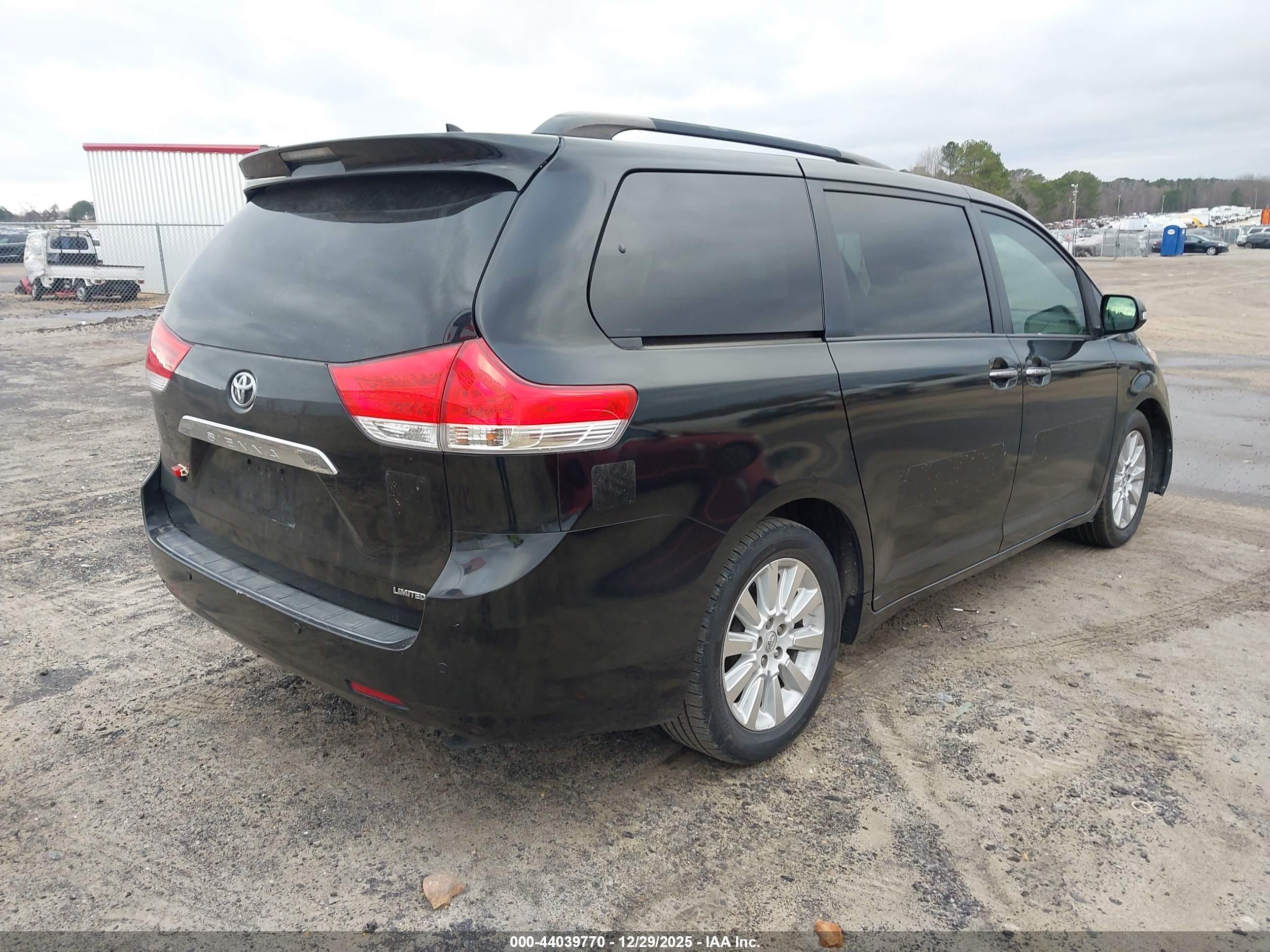 TOYOTA SIENNA image 4