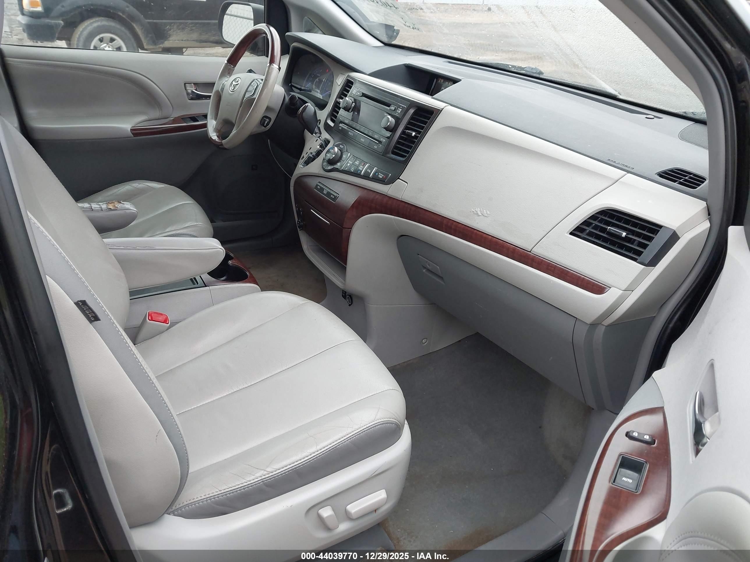 TOYOTA SIENNA image 5