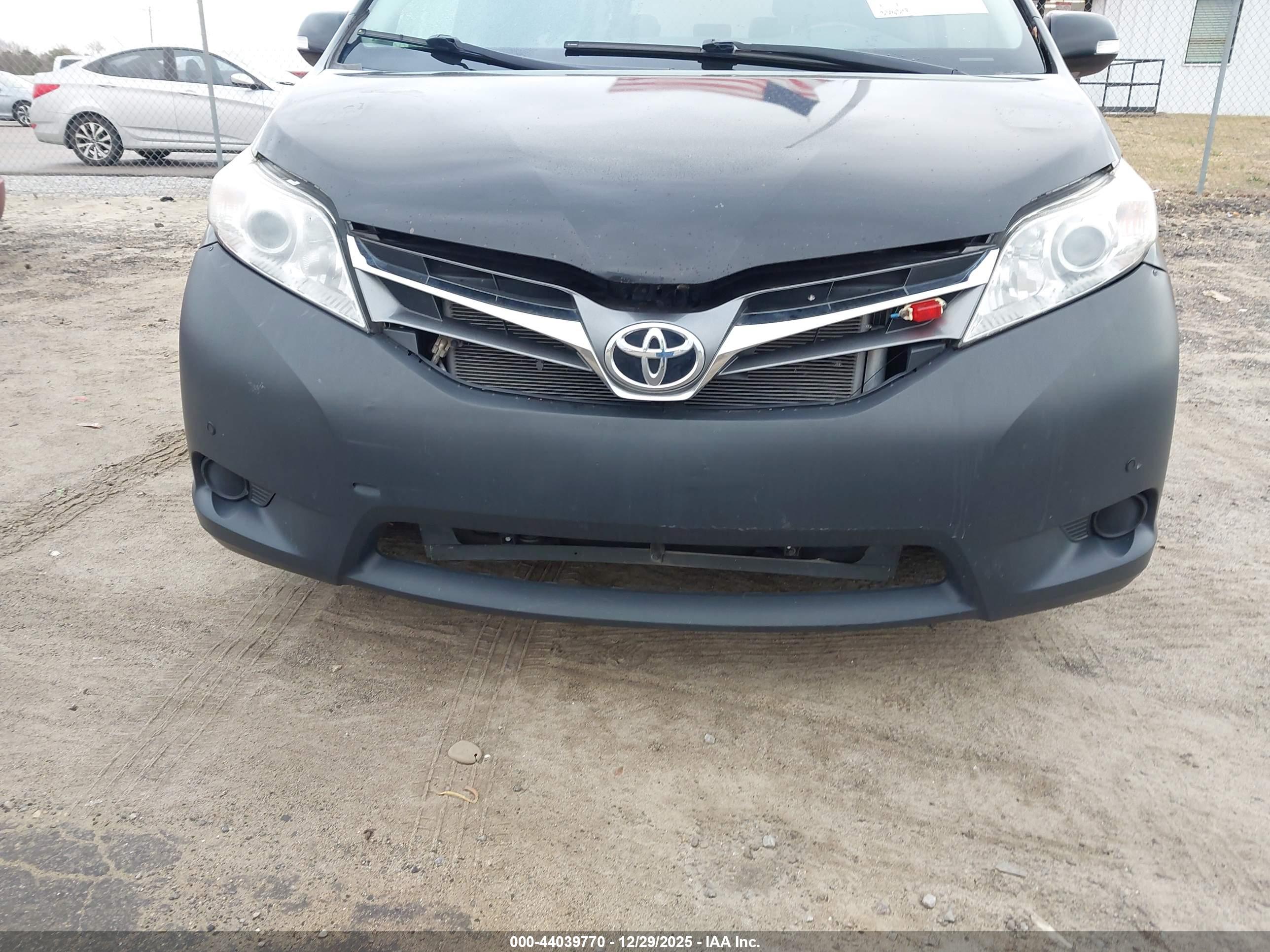 TOYOTA SIENNA image 6