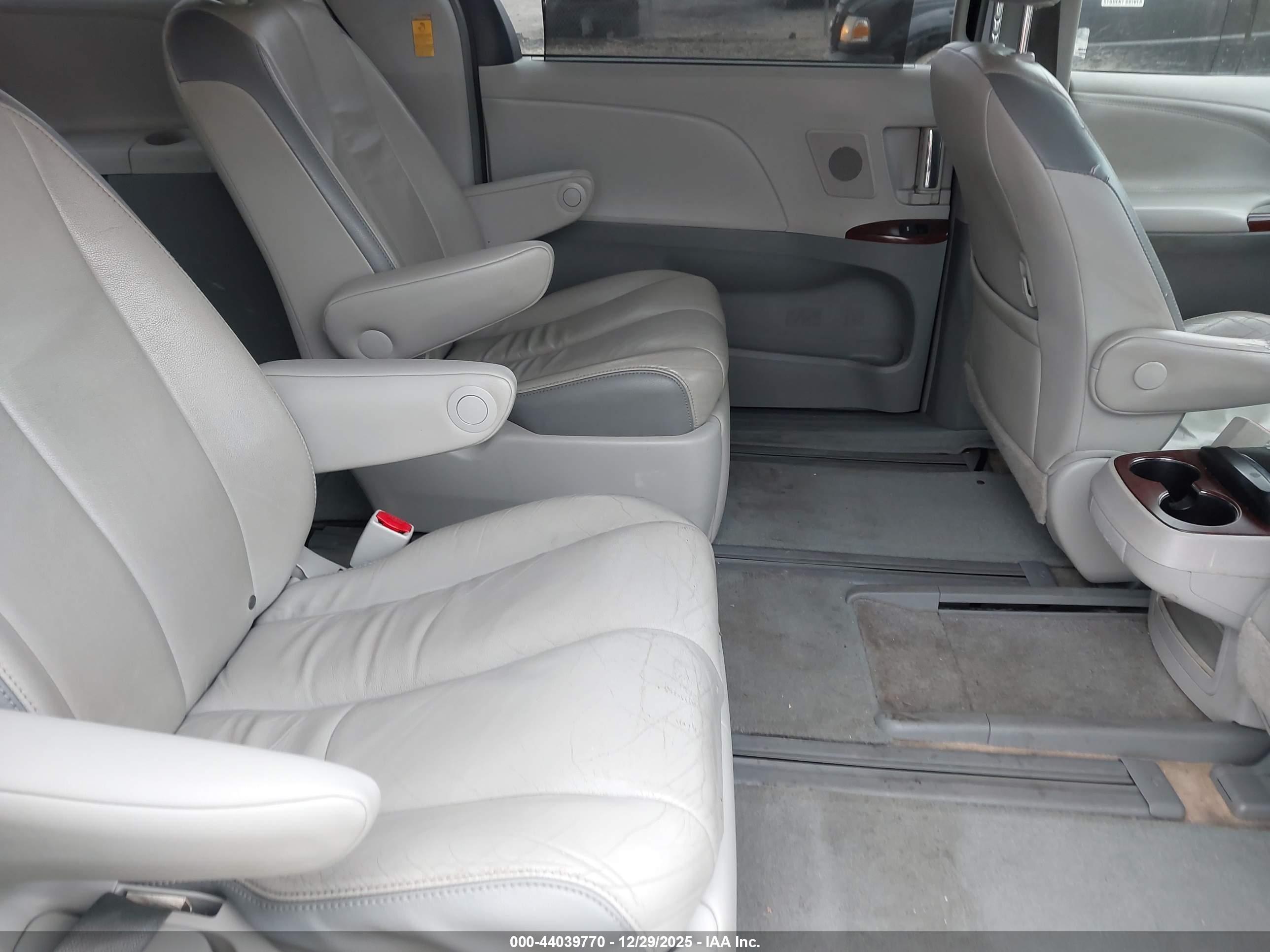 TOYOTA SIENNA image 8