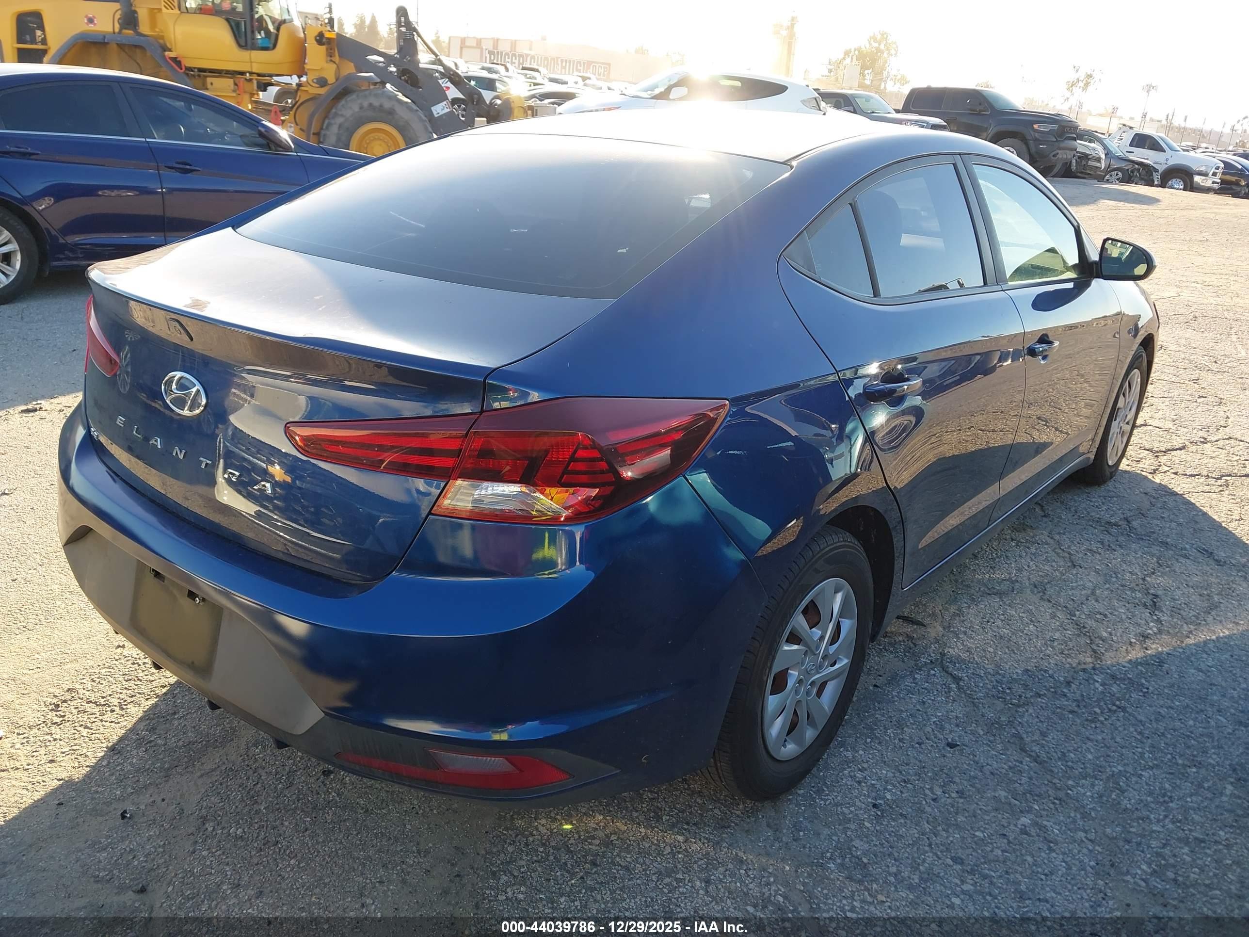 HYUNDAI ELANTRA image 4