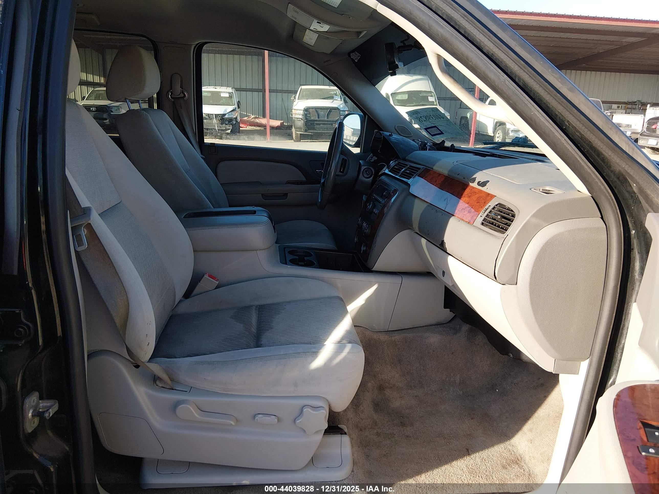 CHEVROLET SUBURBAN image 5