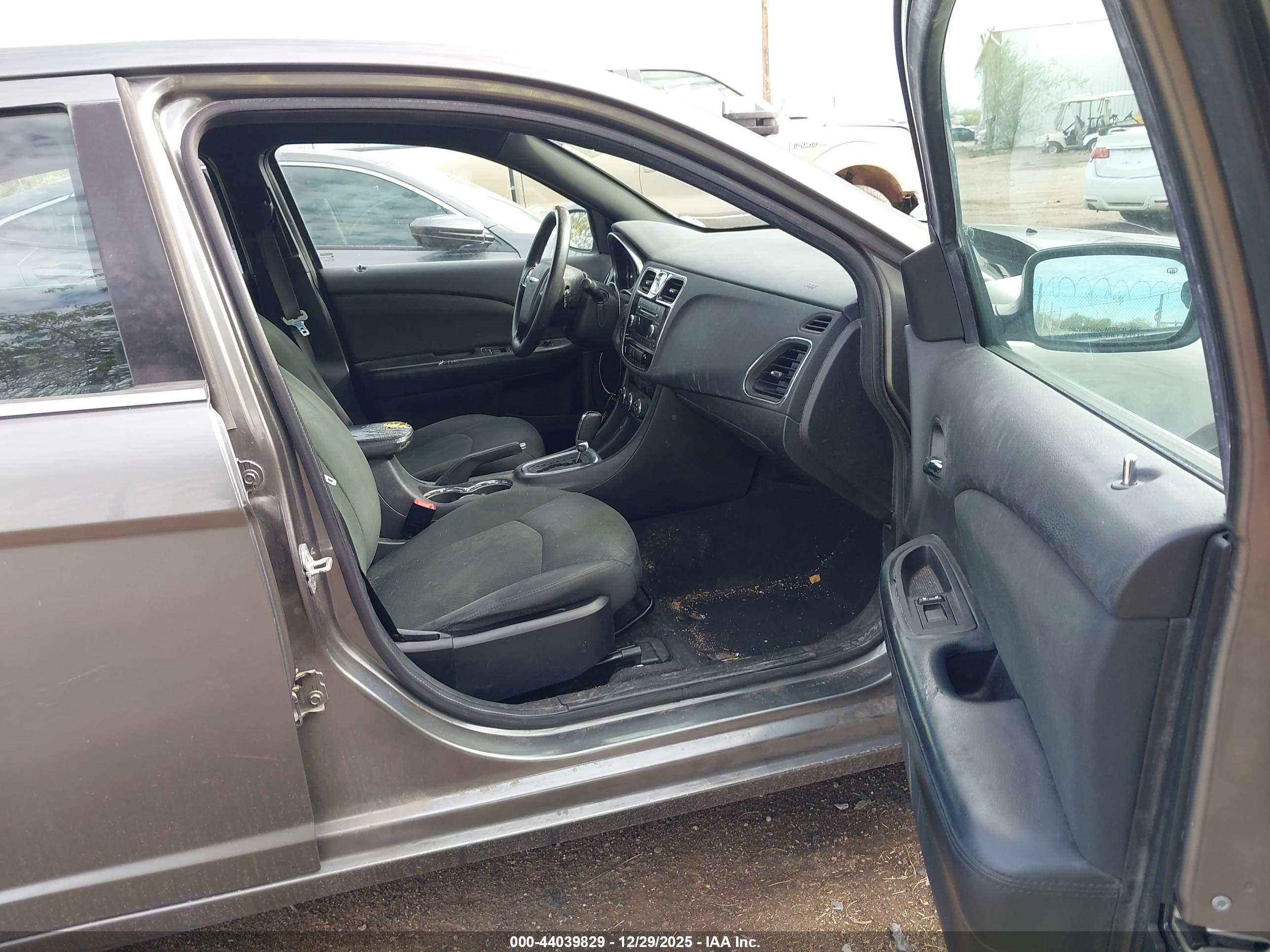 CHRYSLER 200 image 5