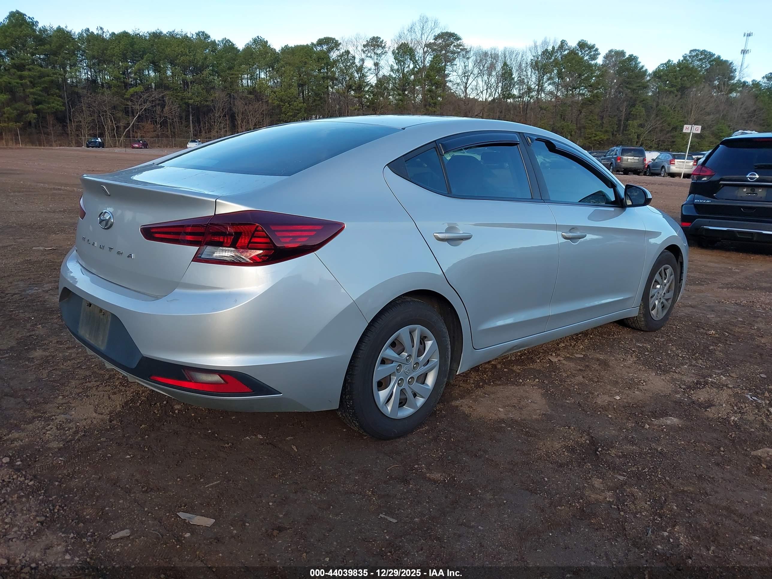 HYUNDAI ELANTRA image 4