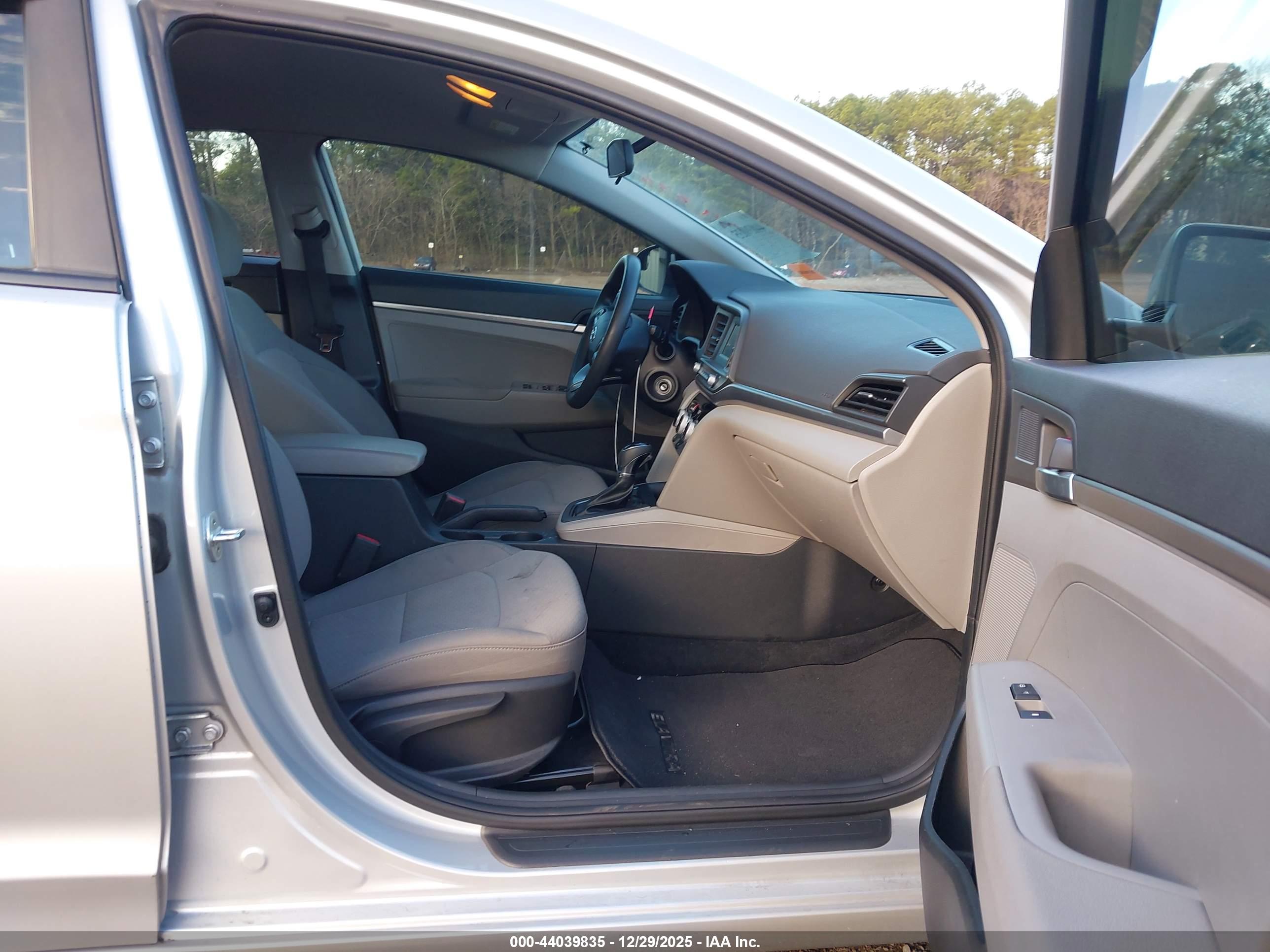 HYUNDAI ELANTRA image 5