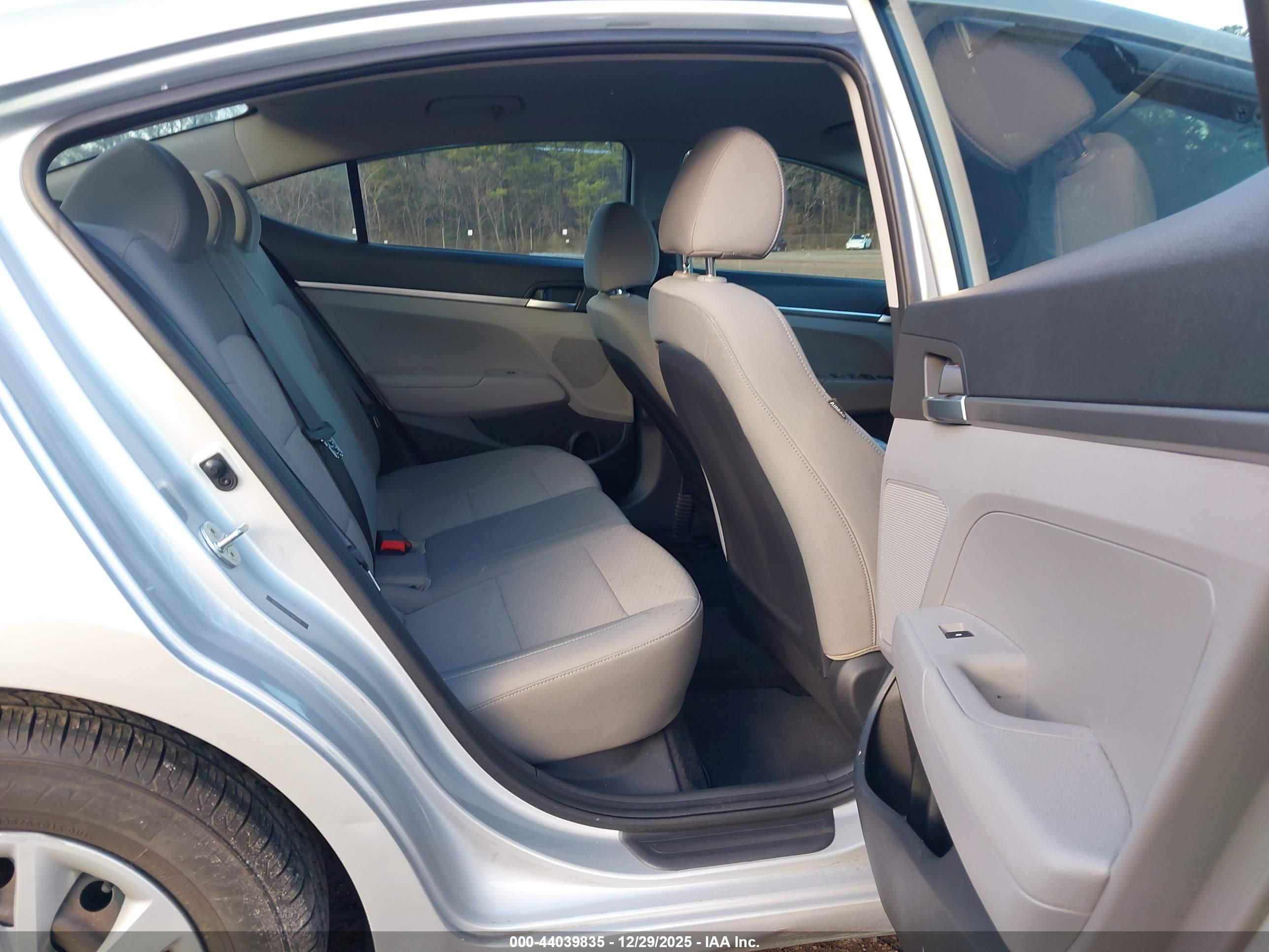 HYUNDAI ELANTRA image 8