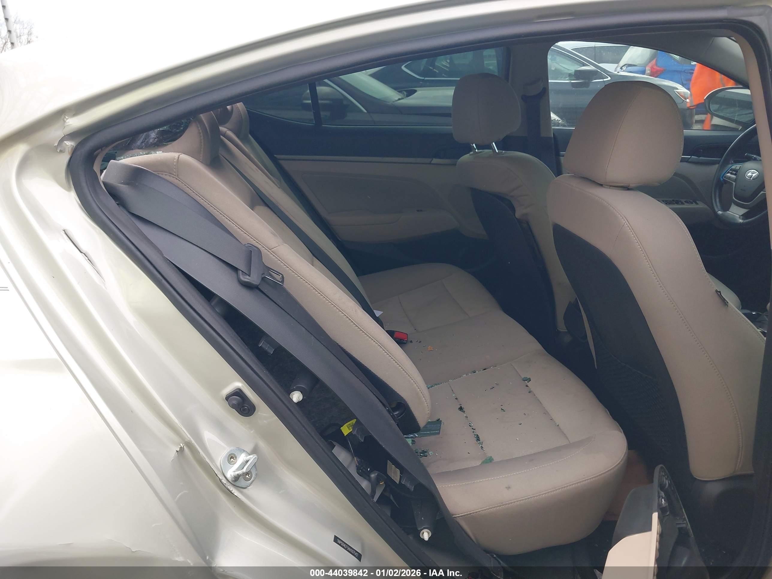 HYUNDAI ELANTRA image 8
