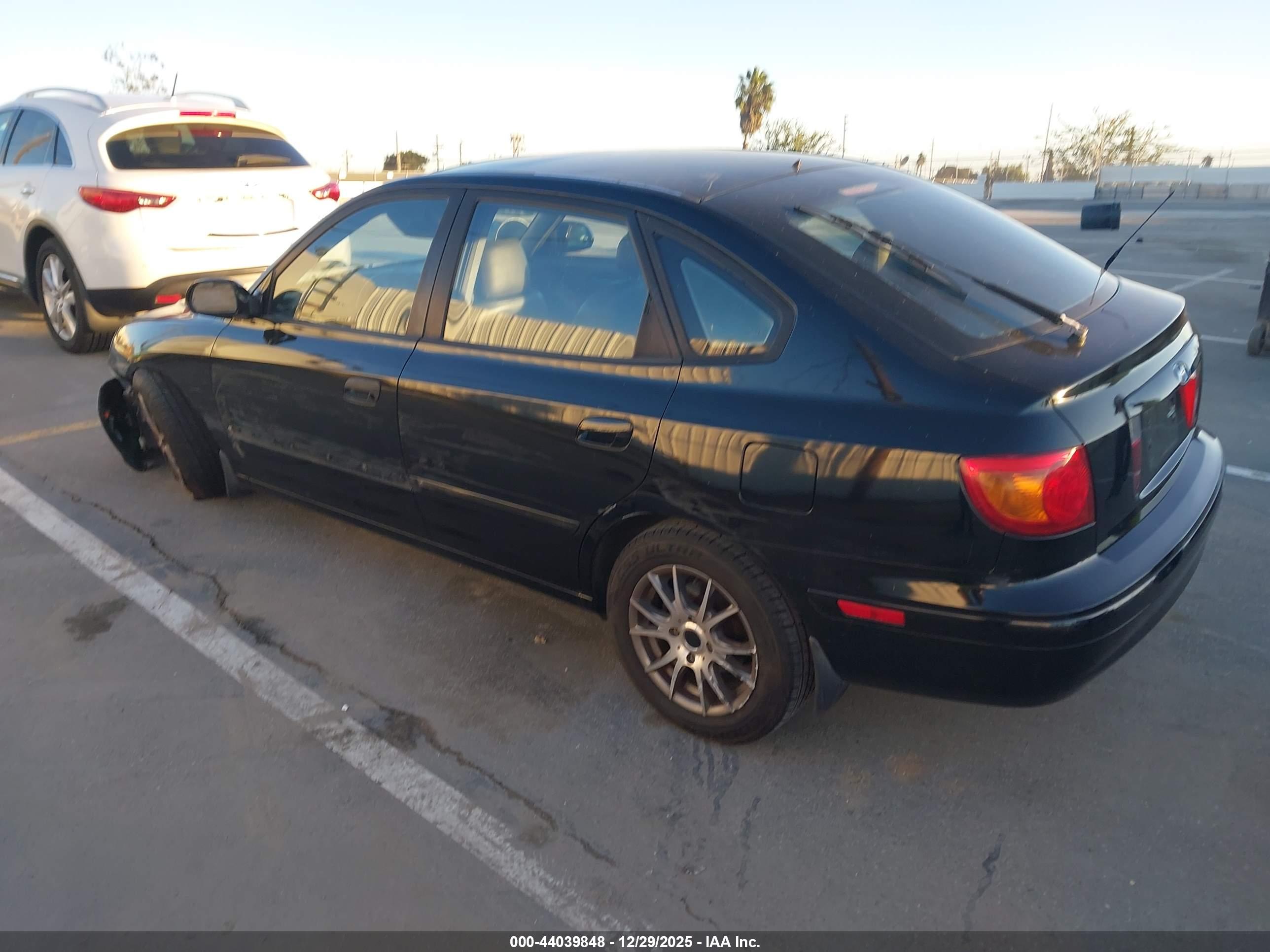 HYUNDAI ELANTRA image 3
