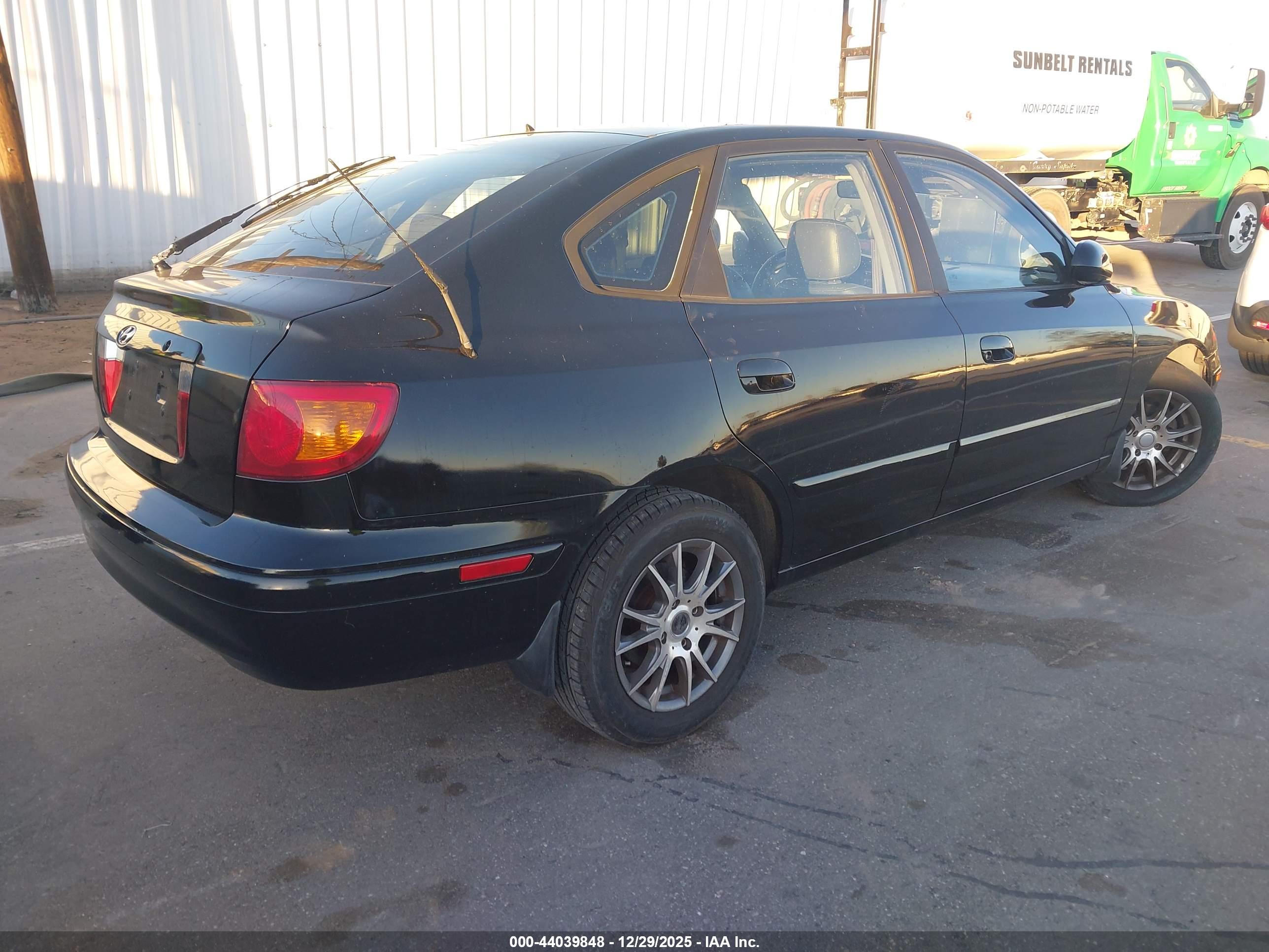 HYUNDAI ELANTRA image 4