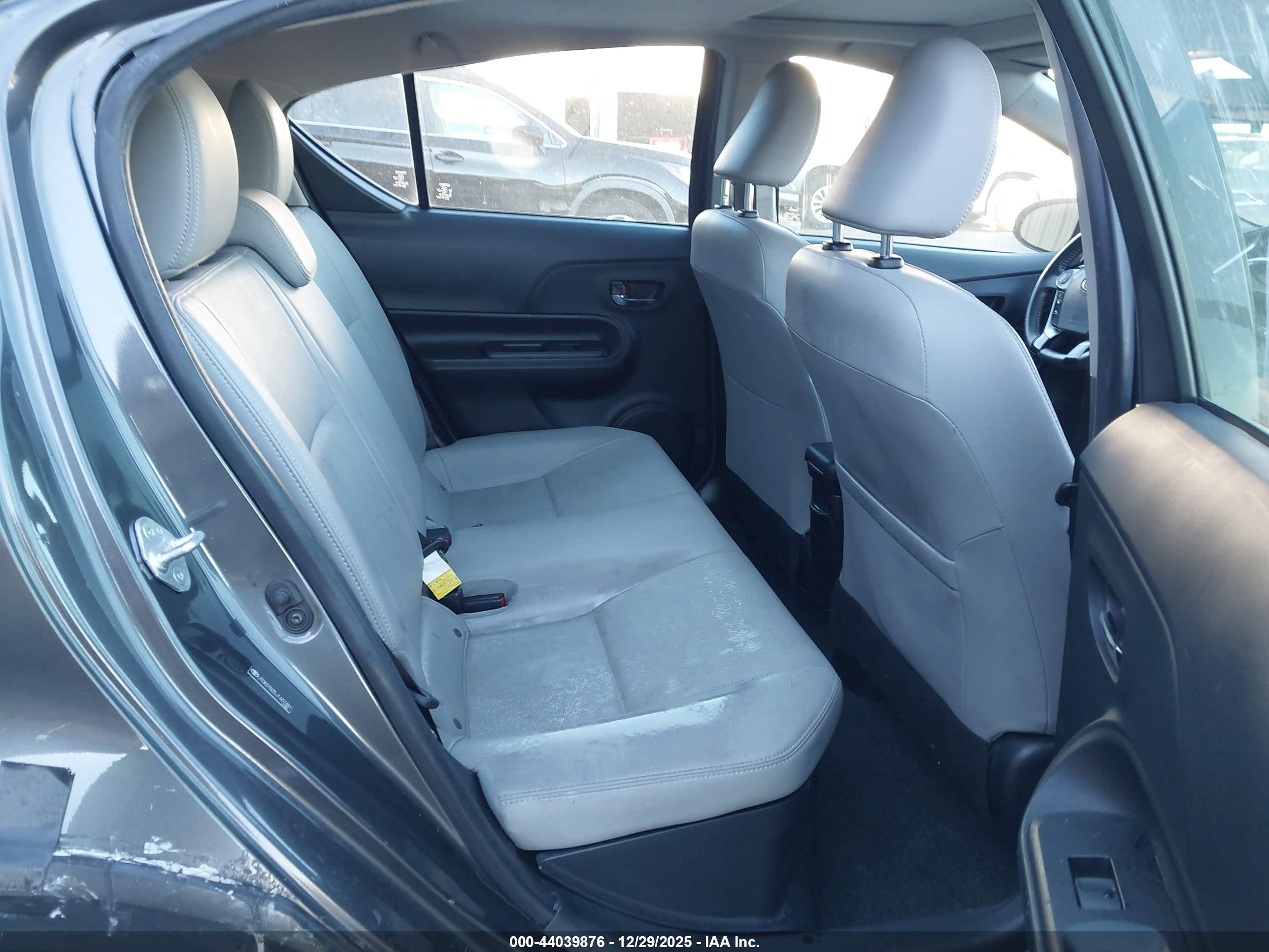 TOYOTA PRIUS image 8