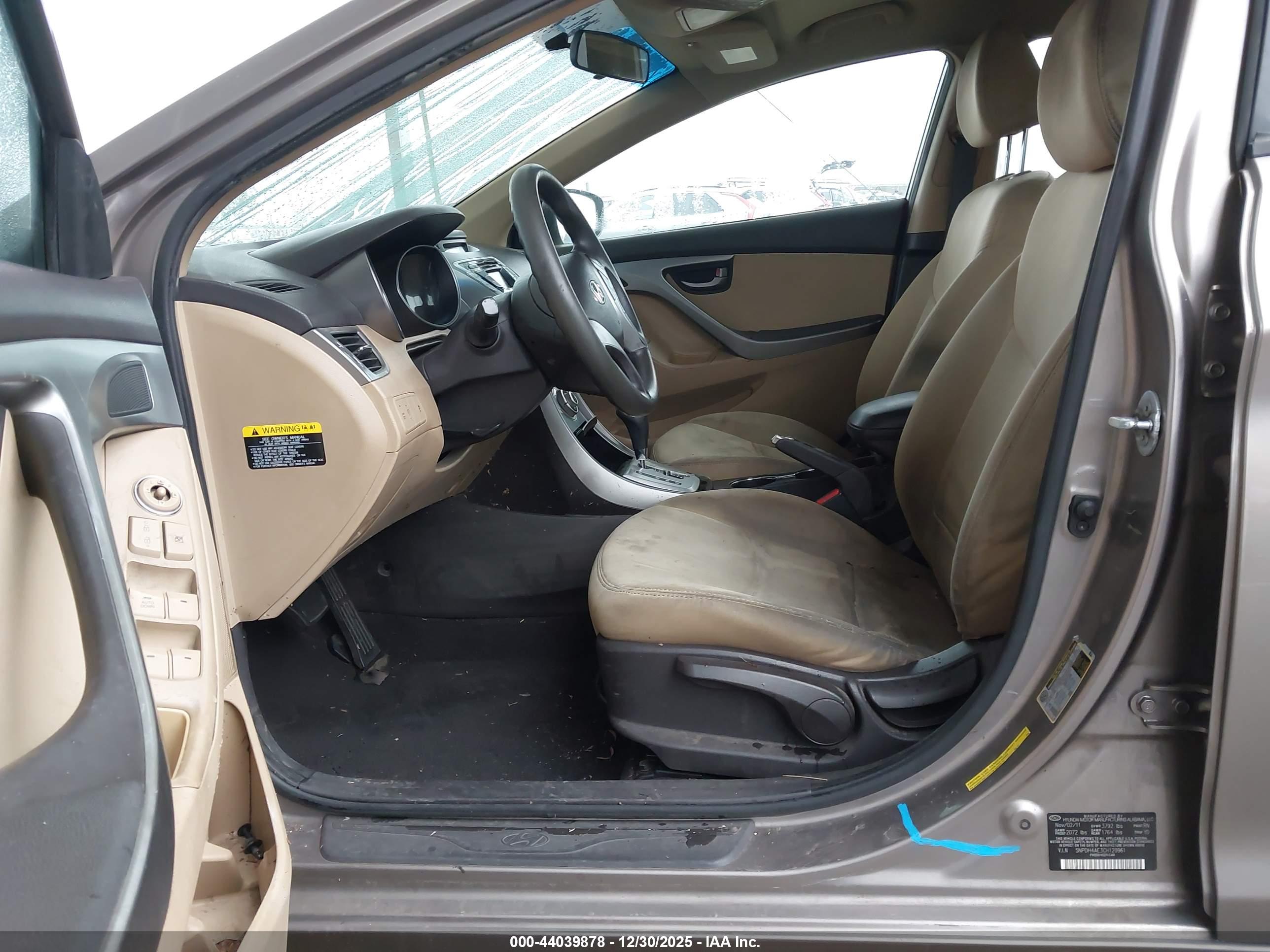 HYUNDAI ELANTRA image 6