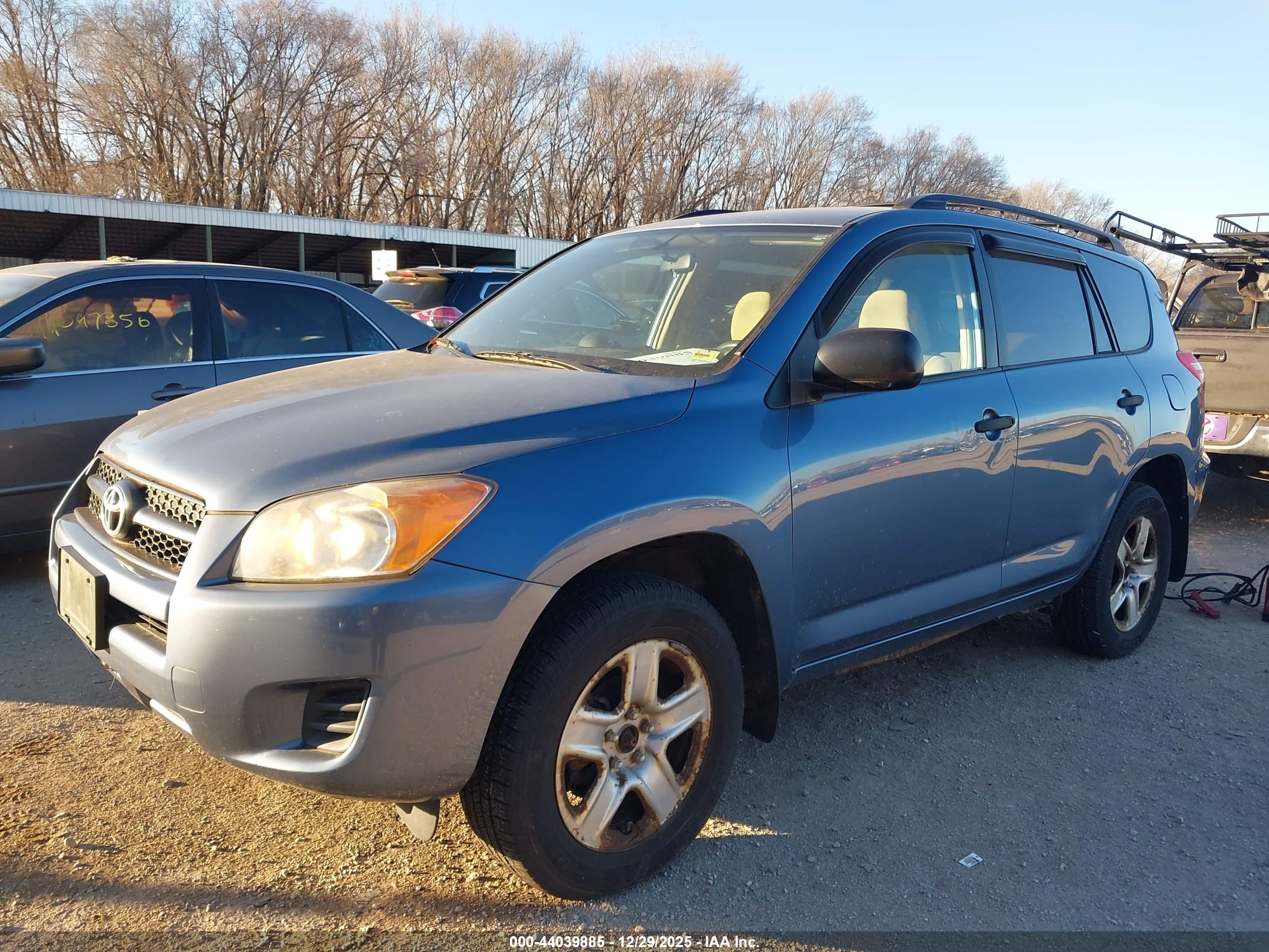 TOYOTA RAV4 image 2