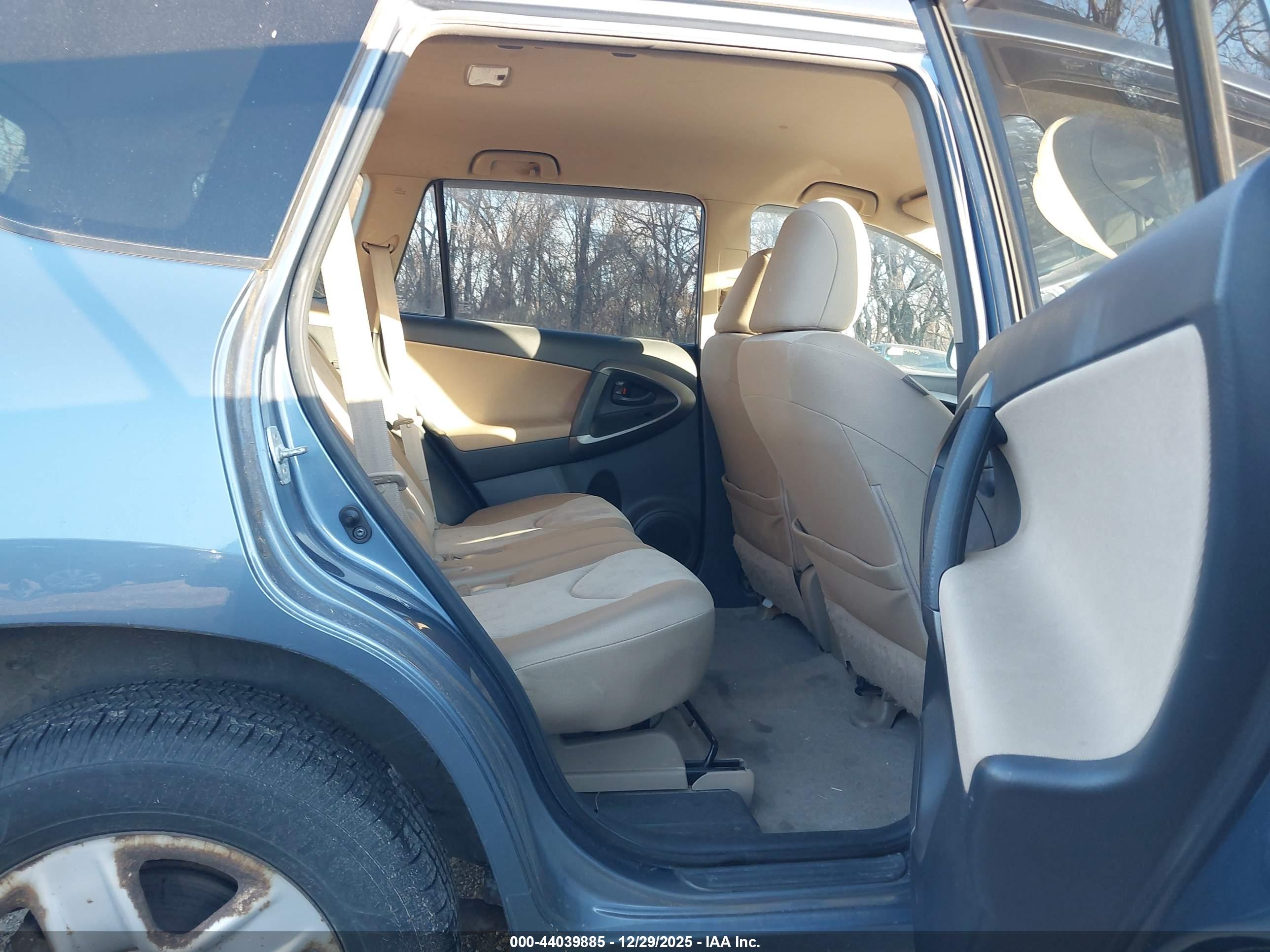 TOYOTA RAV4 image 8