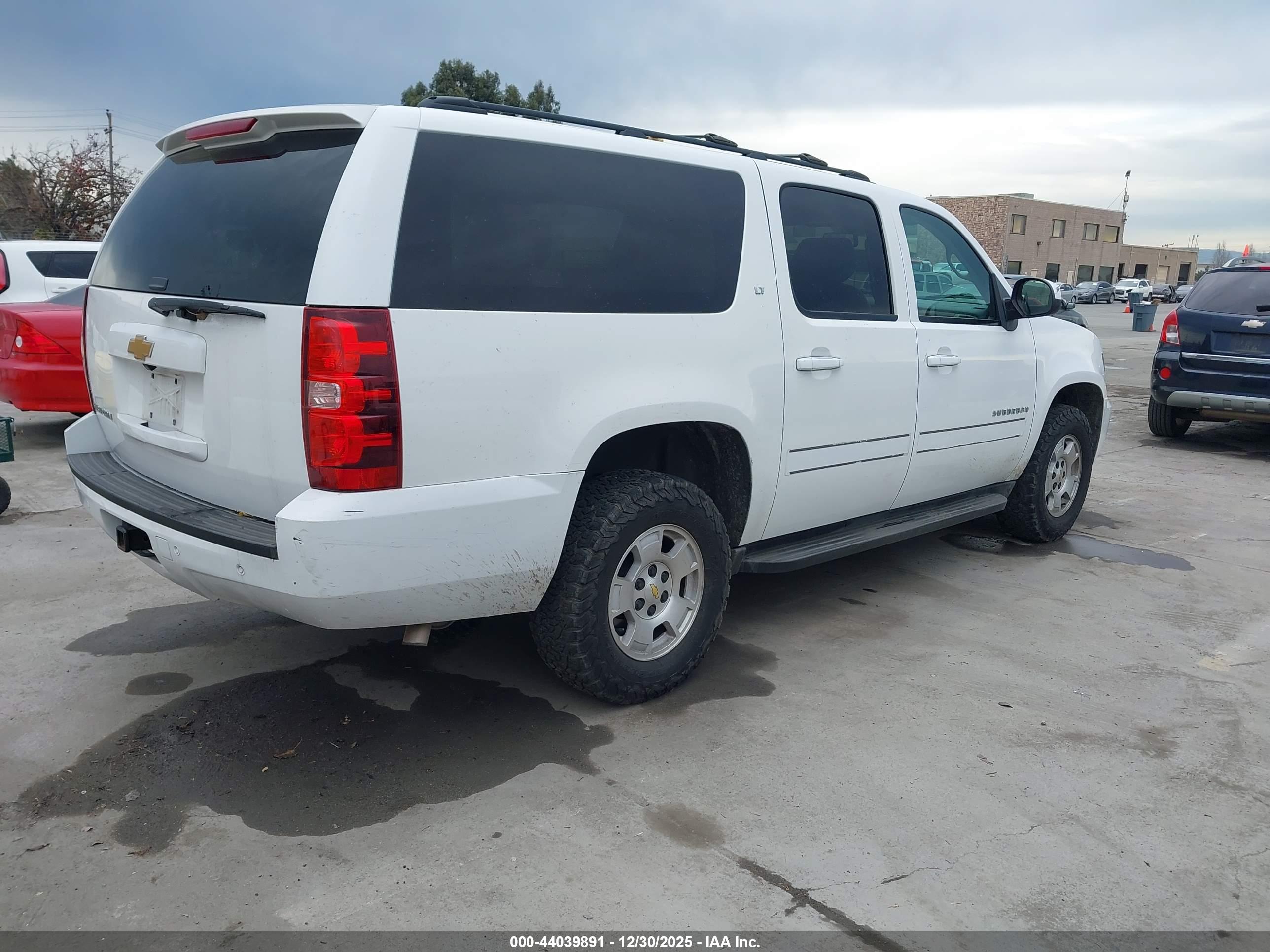 CHEVROLET SUBURBAN image 4