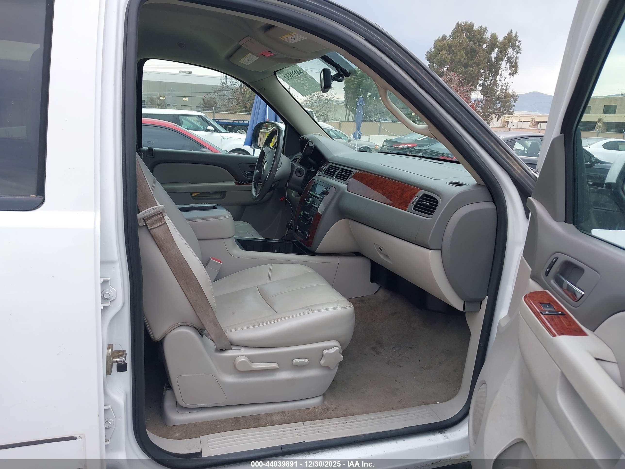 CHEVROLET SUBURBAN image 5