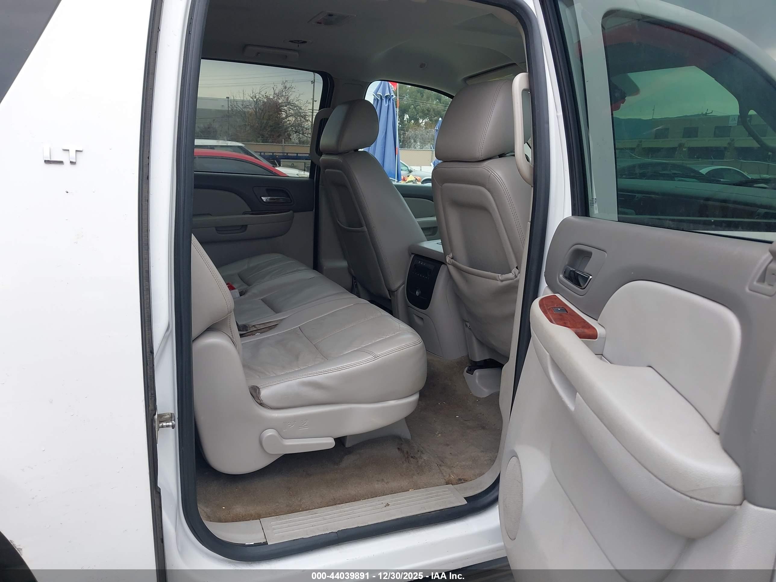 CHEVROLET SUBURBAN image 8