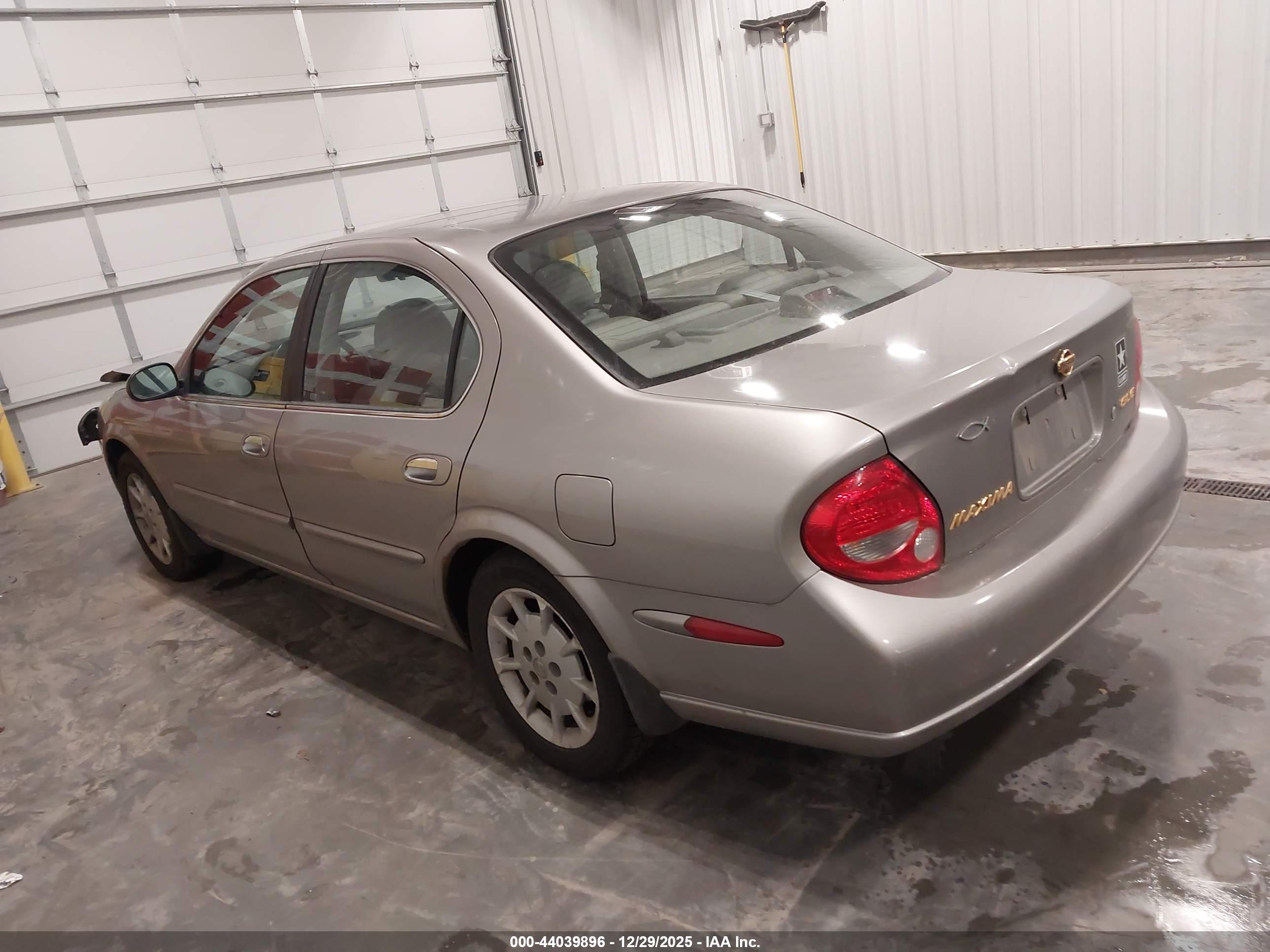 NISSAN MAXIMA image 3