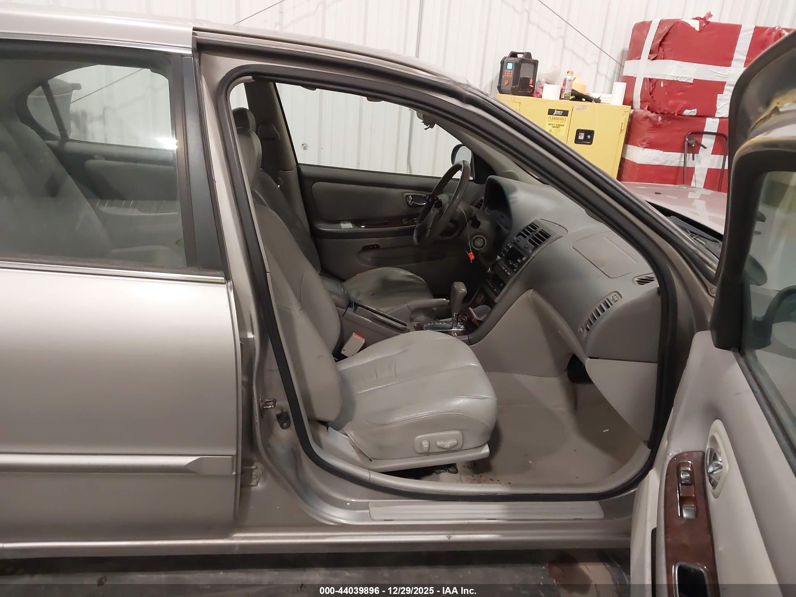 NISSAN MAXIMA image 5