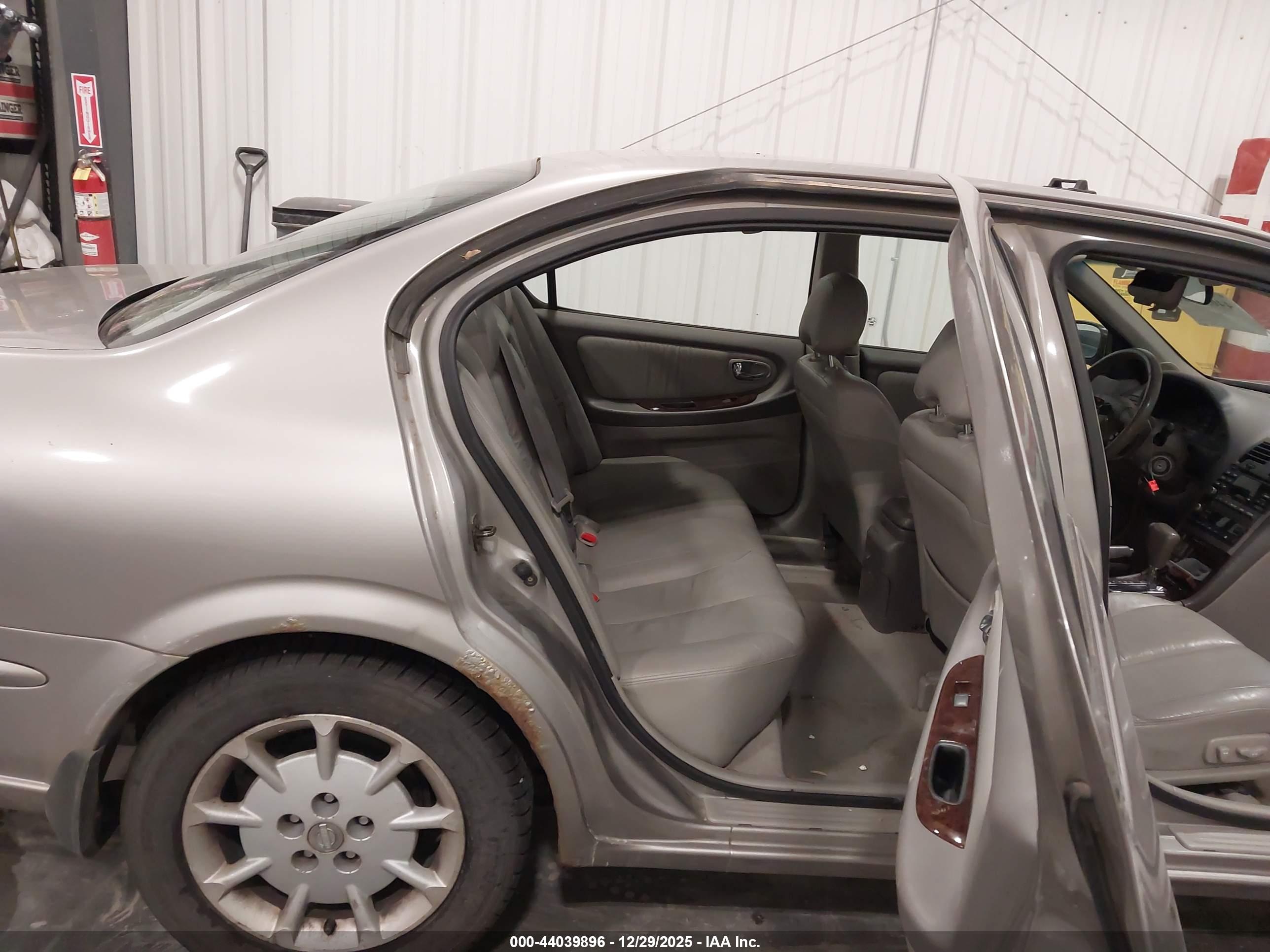 NISSAN MAXIMA image 8