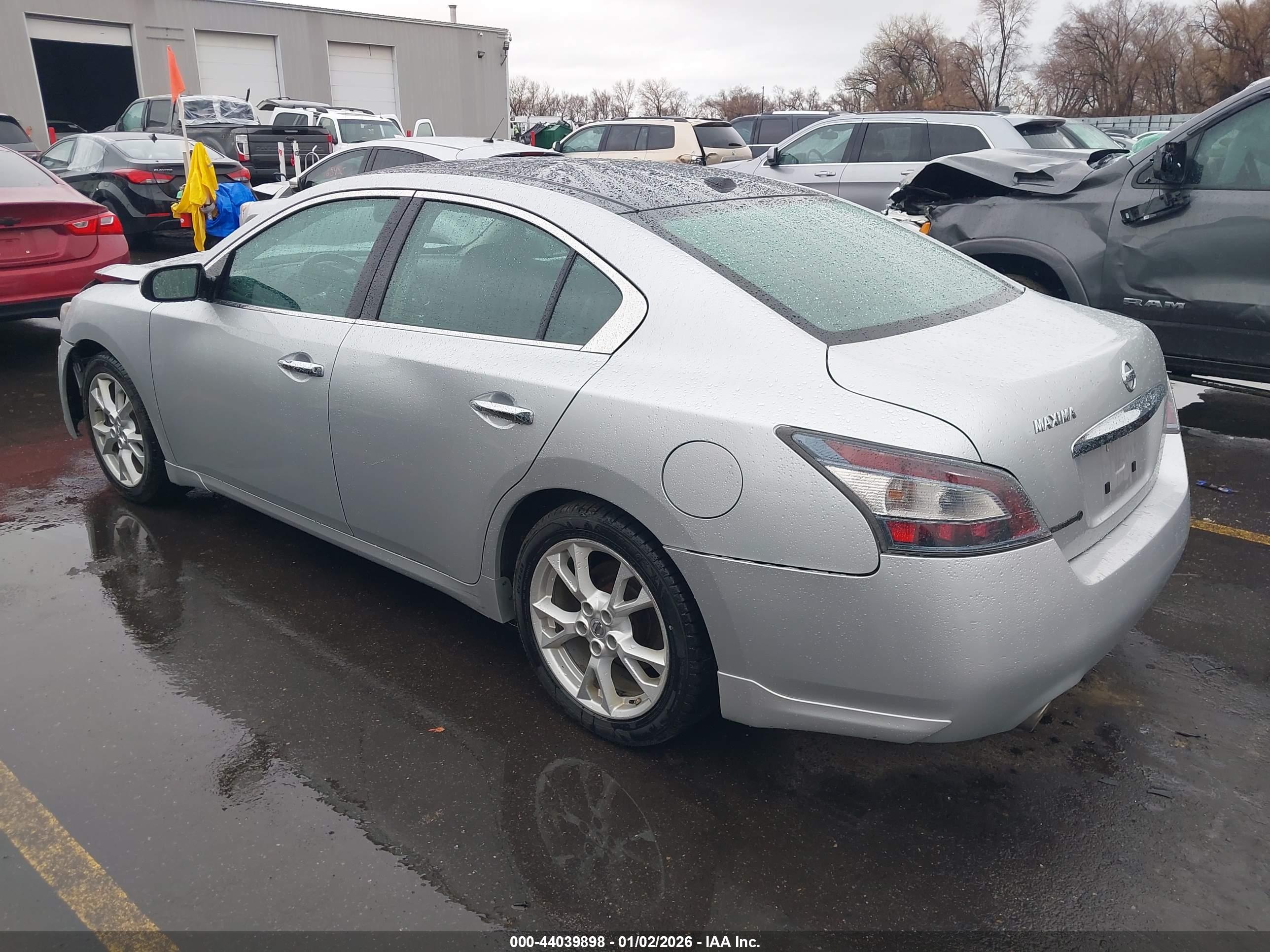 NISSAN MAXIMA image 3