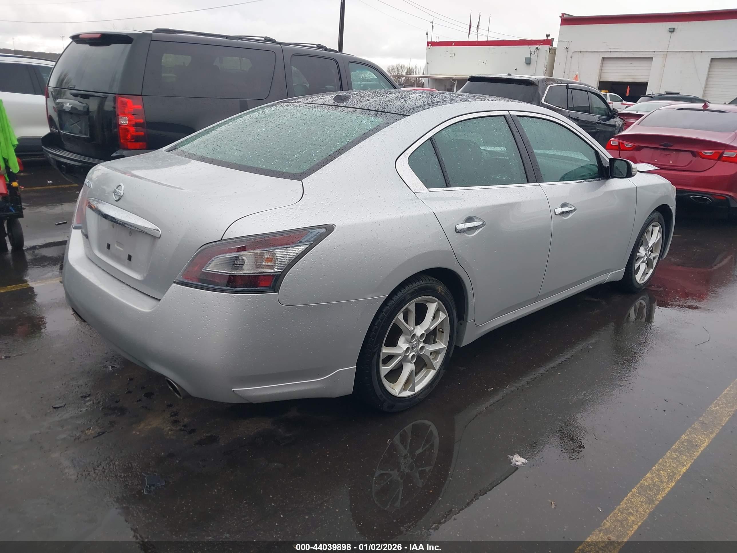 NISSAN MAXIMA image 4
