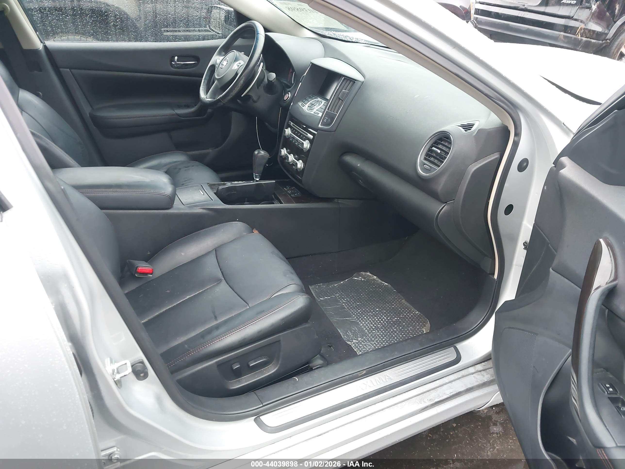 NISSAN MAXIMA image 5