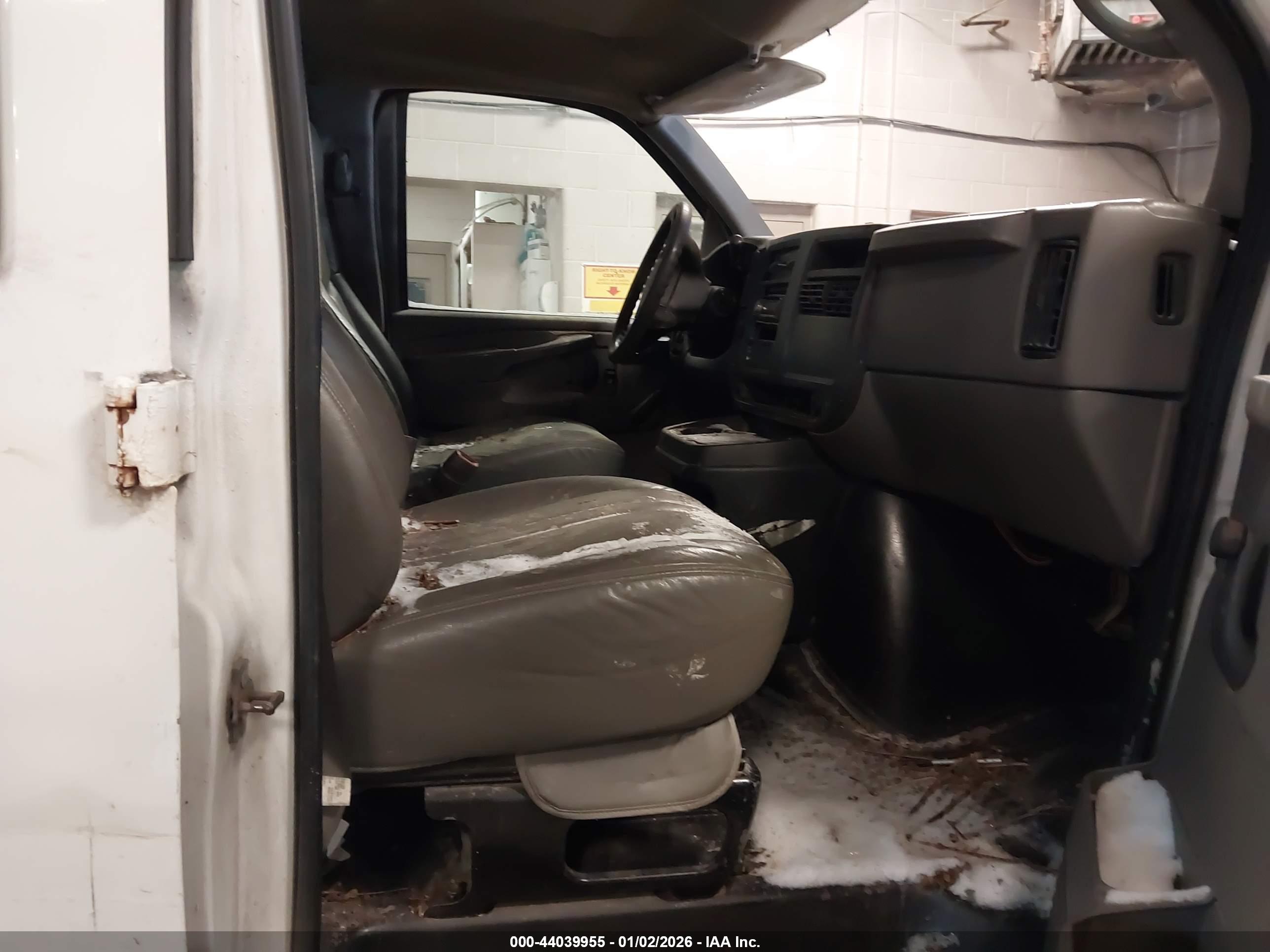 CHEVROLET EXPRESS image 5