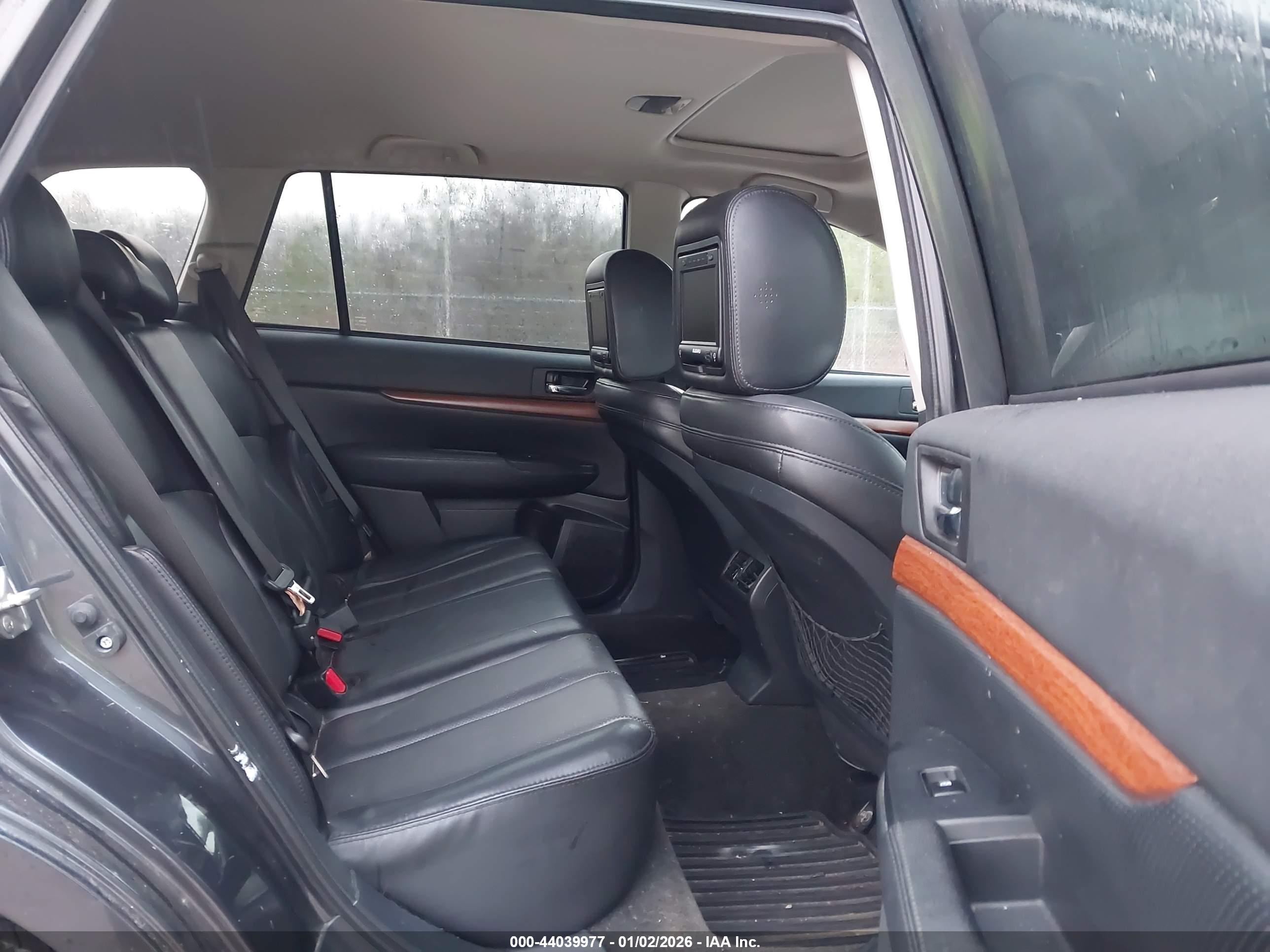 SUBARU OUTBACK image 8