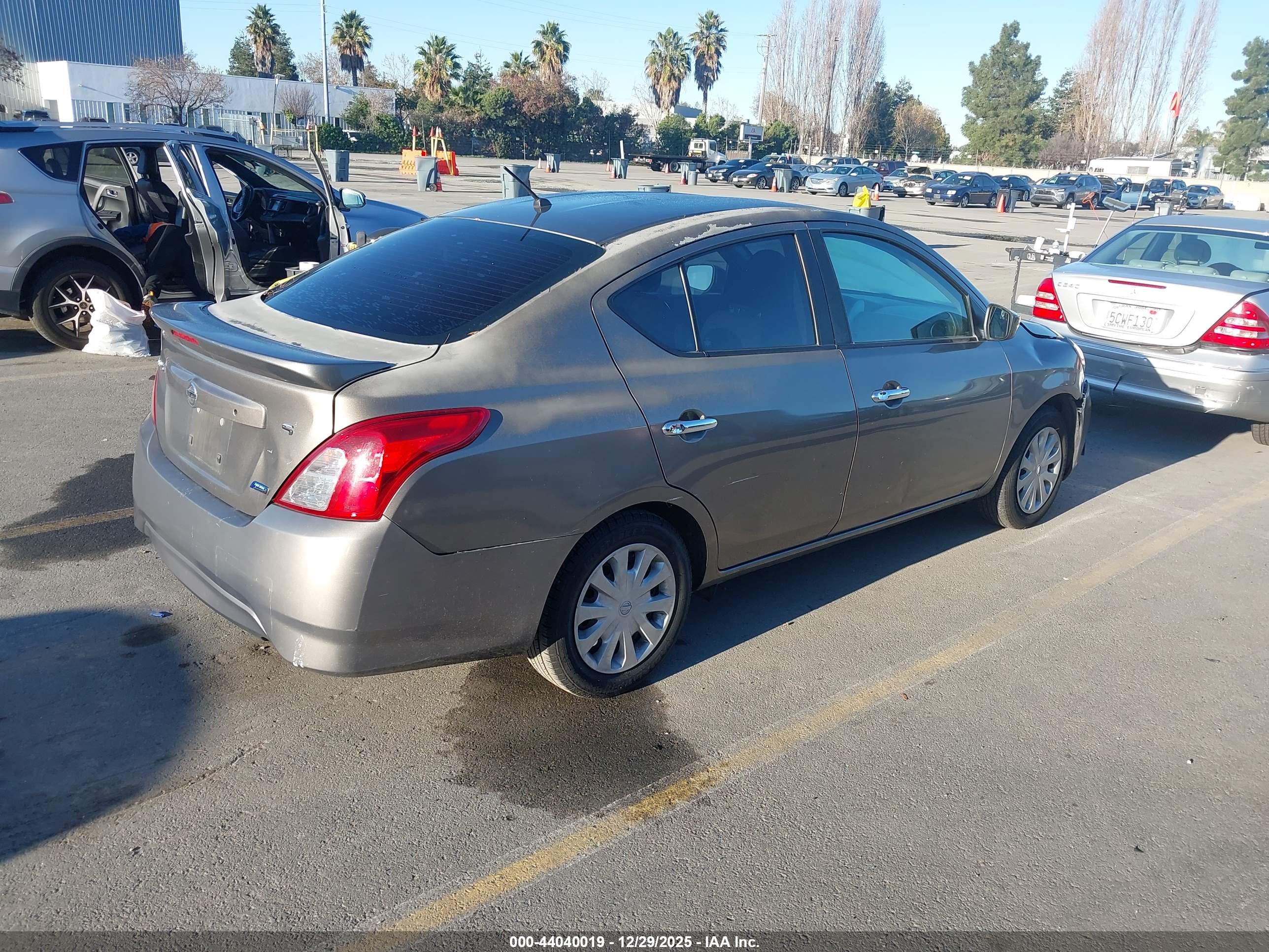 NISSAN VERSA image 4