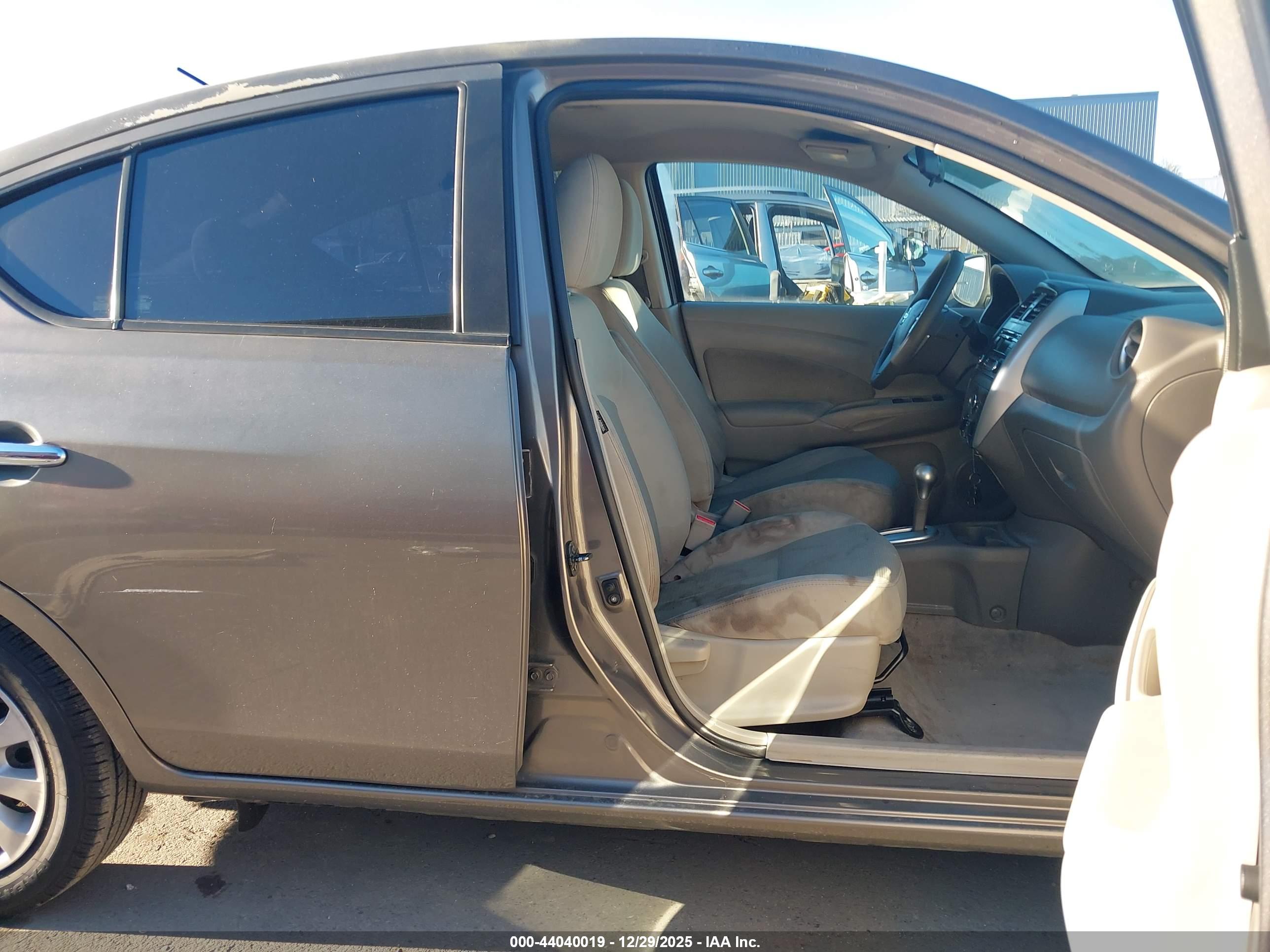 NISSAN VERSA image 5