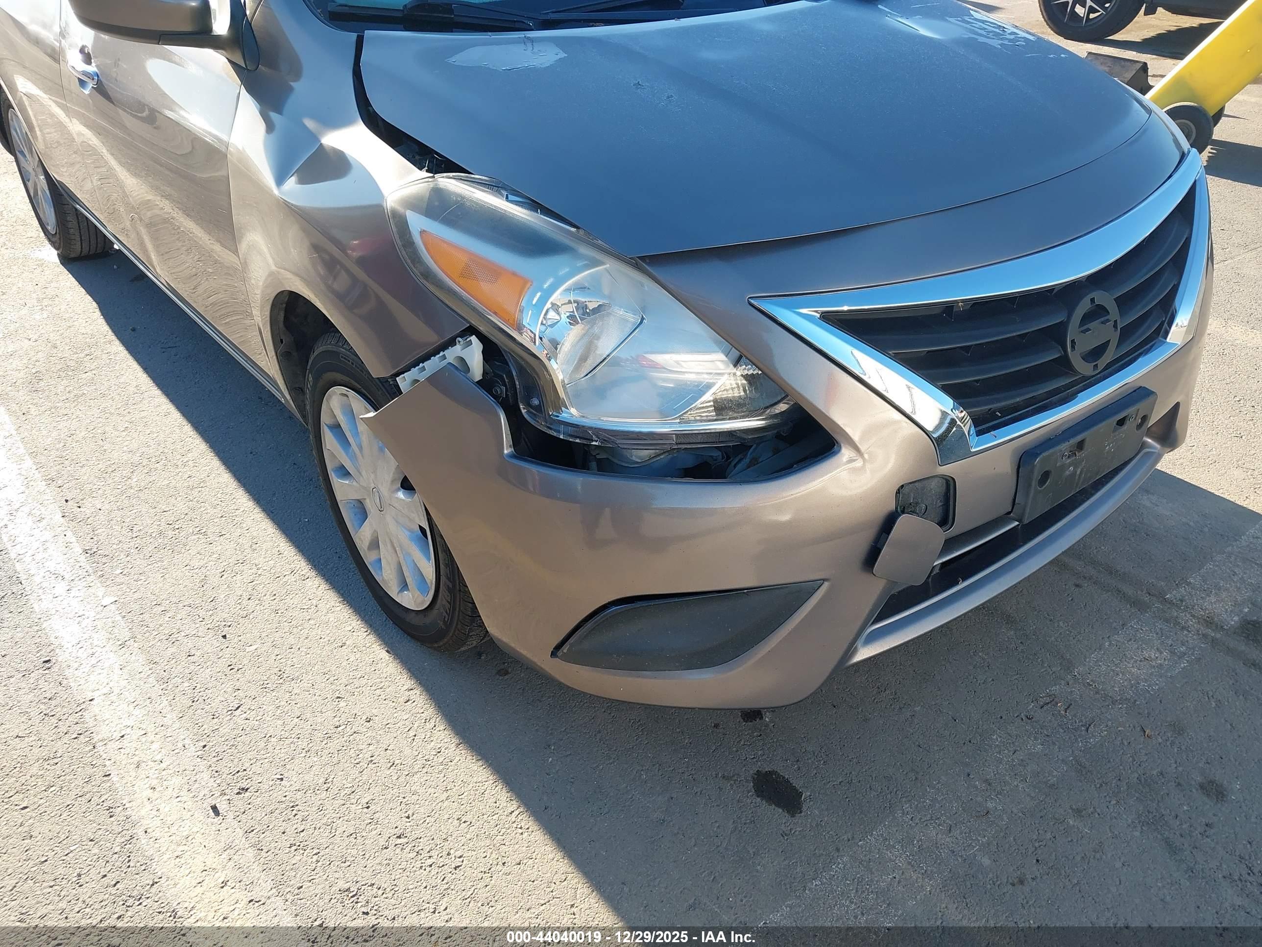 NISSAN VERSA image 6