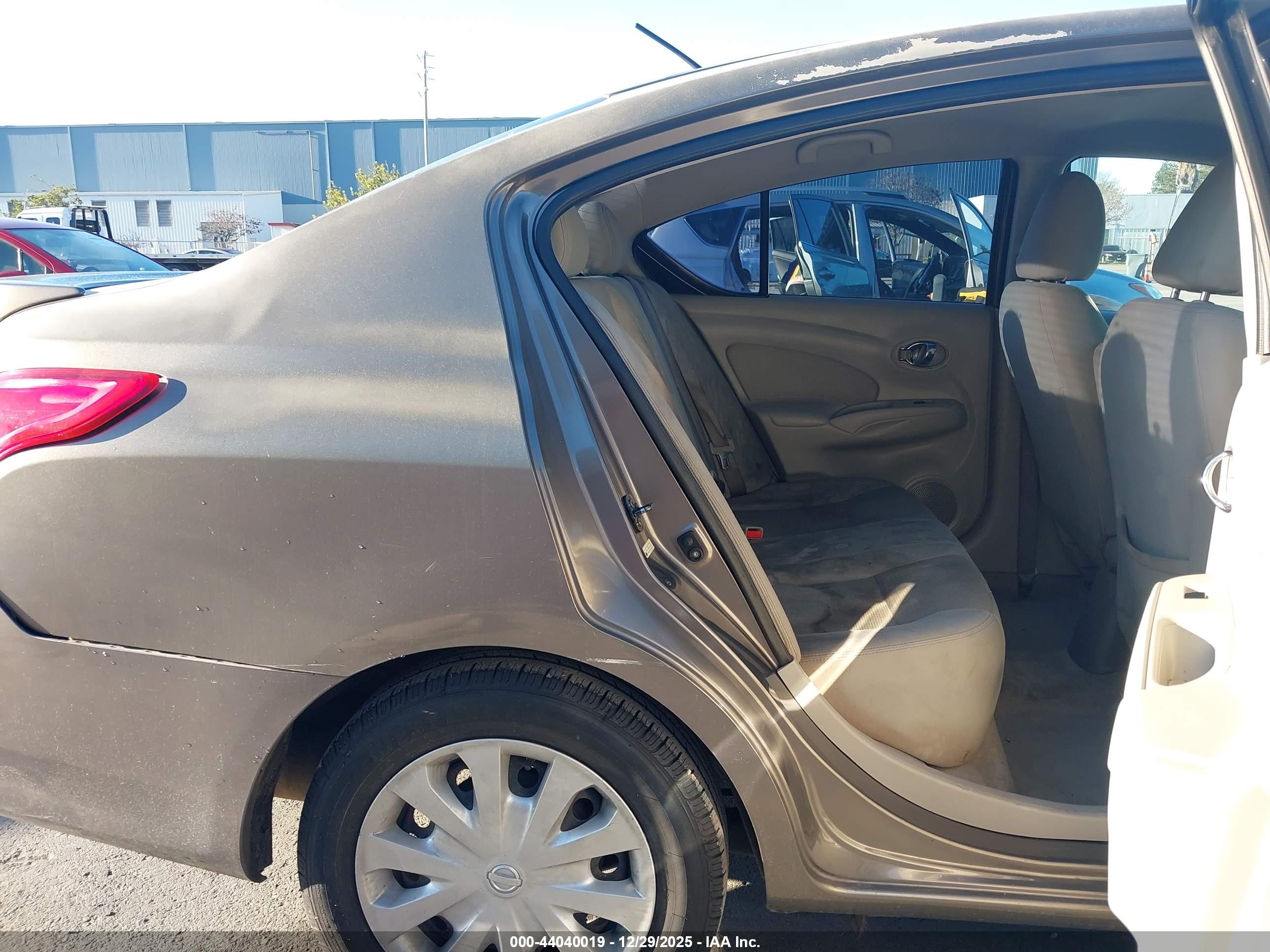 NISSAN VERSA image 8