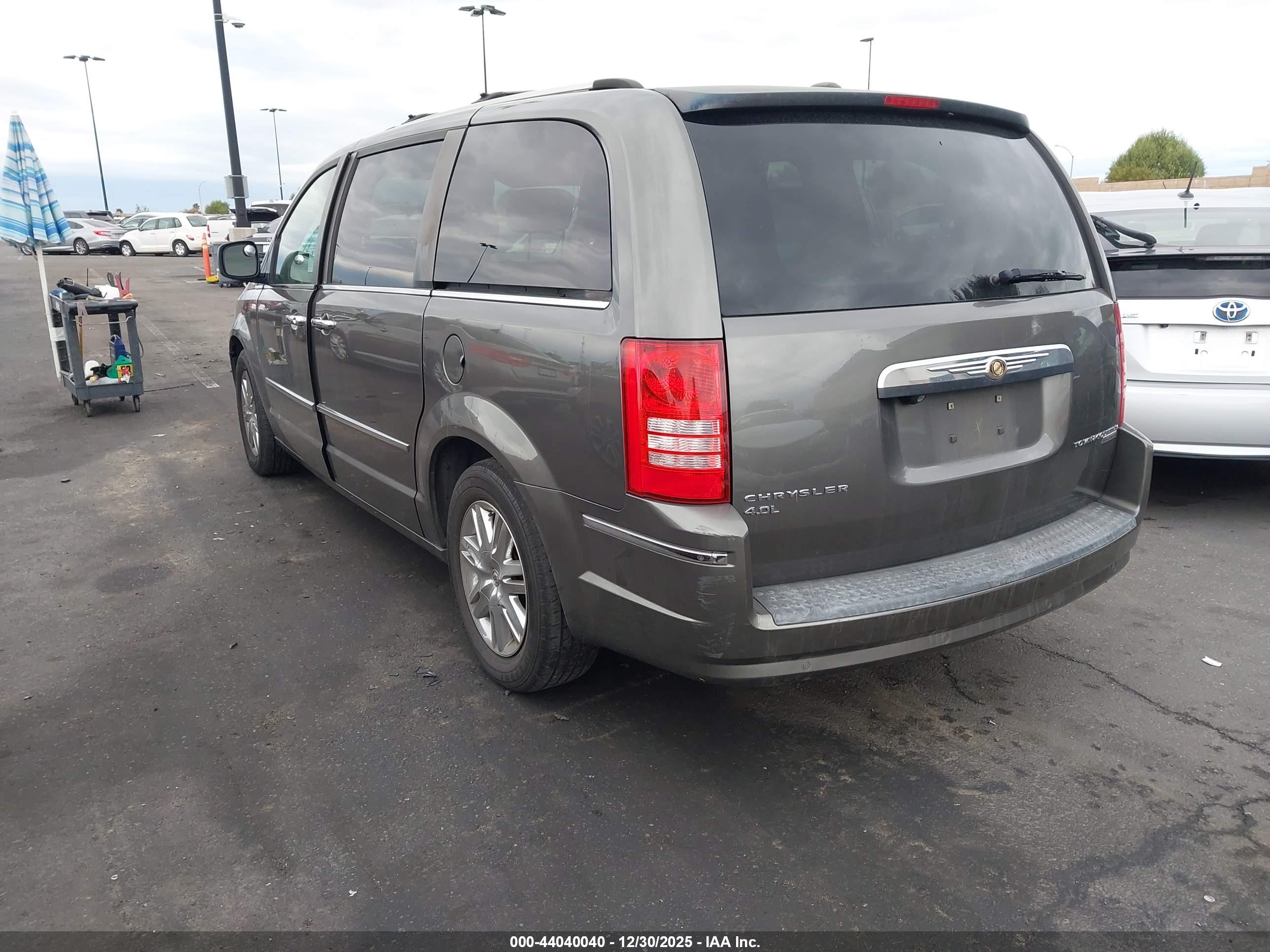 CHRYSLER TOWN image 3