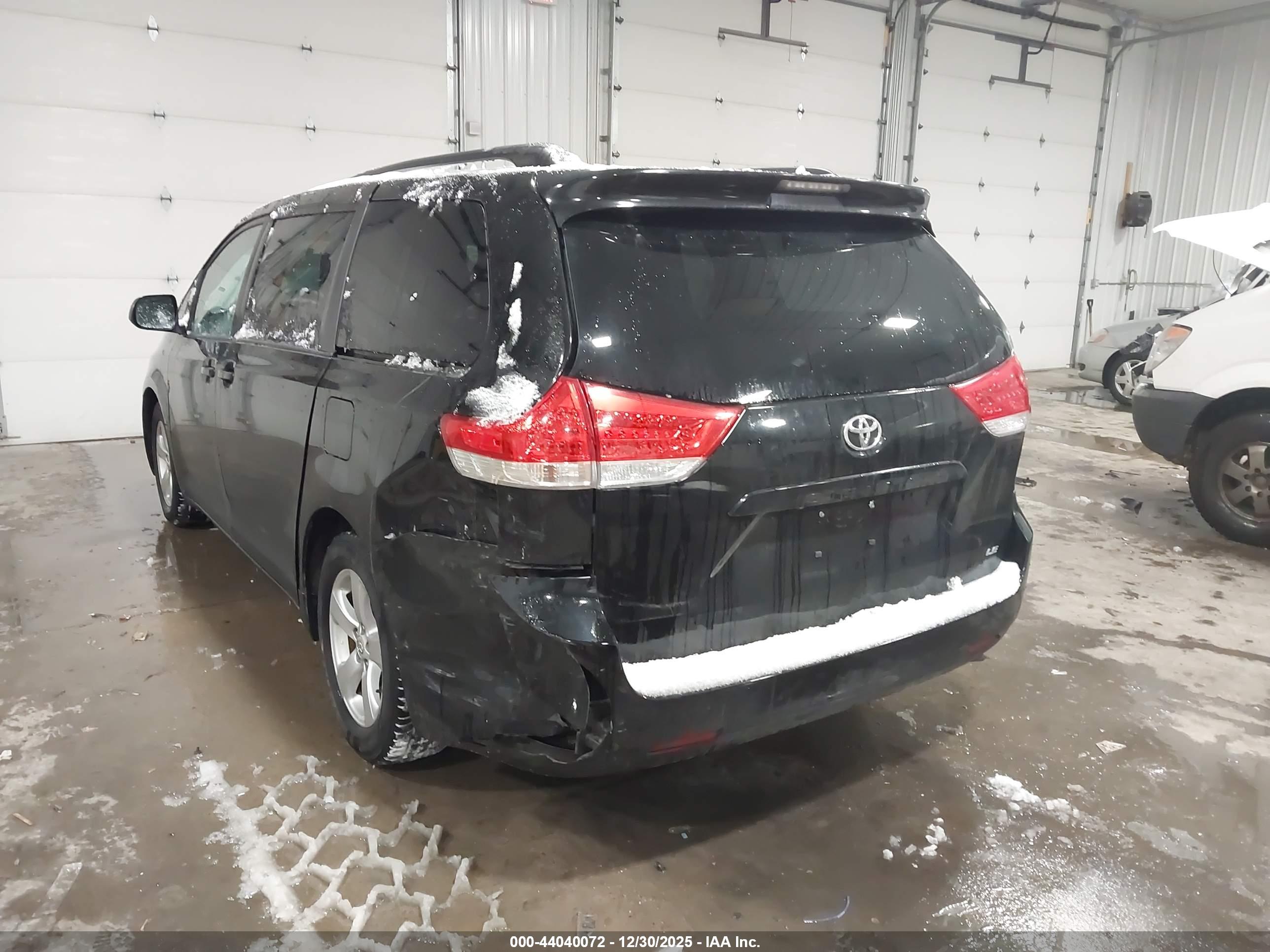 TOYOTA SIENNA image 6