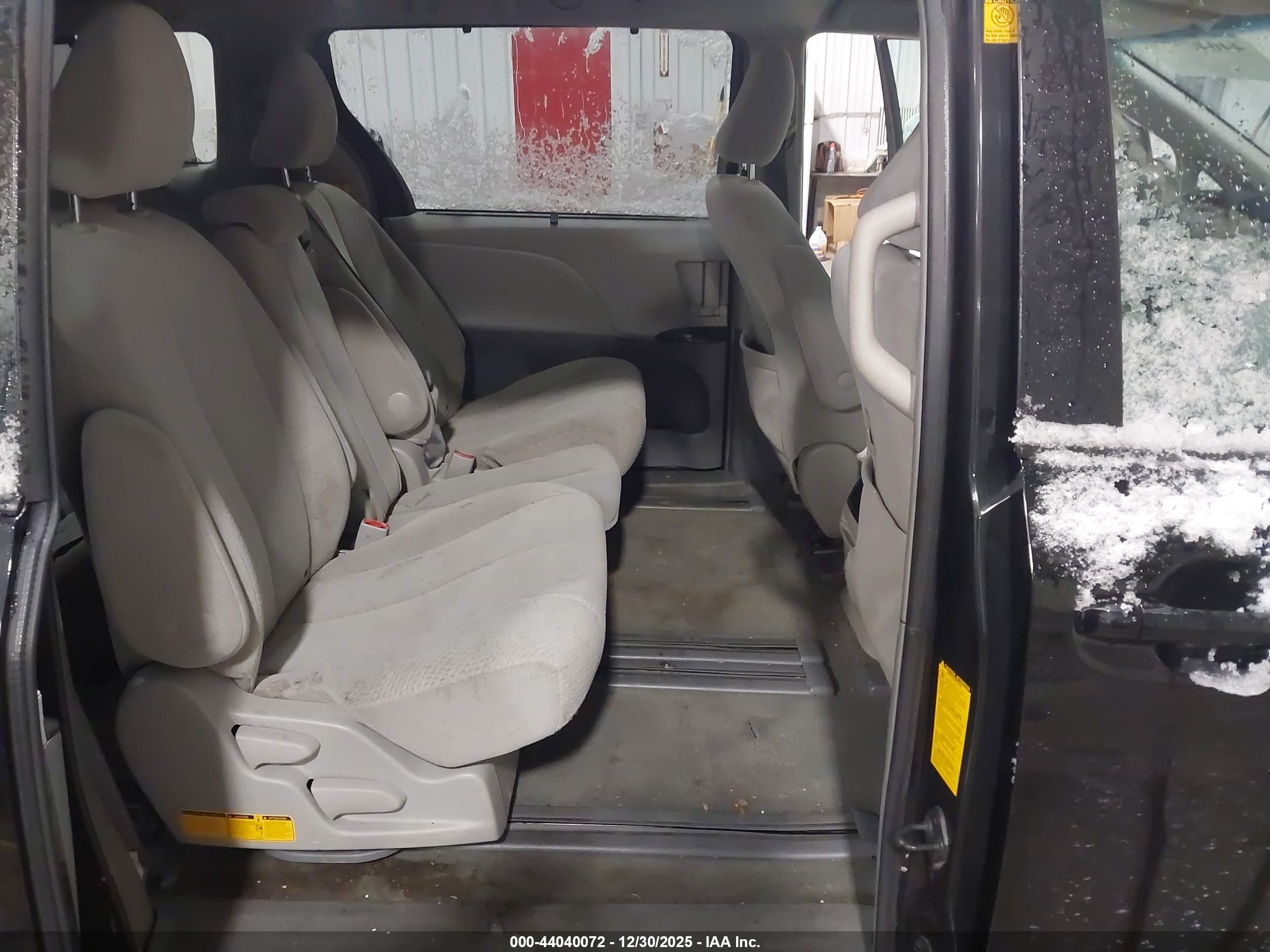 TOYOTA SIENNA image 8