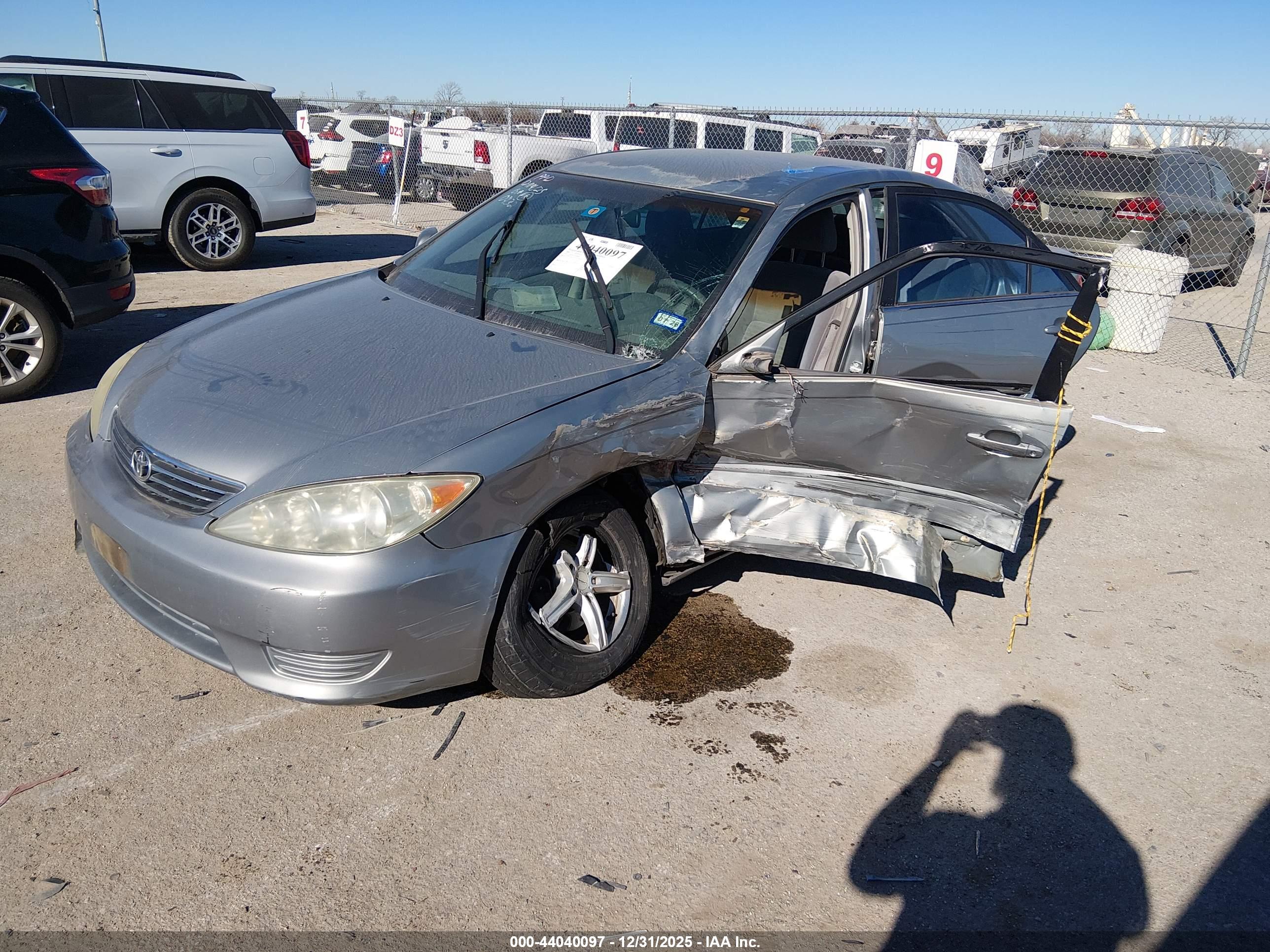 TOYOTA CAMRY image 2