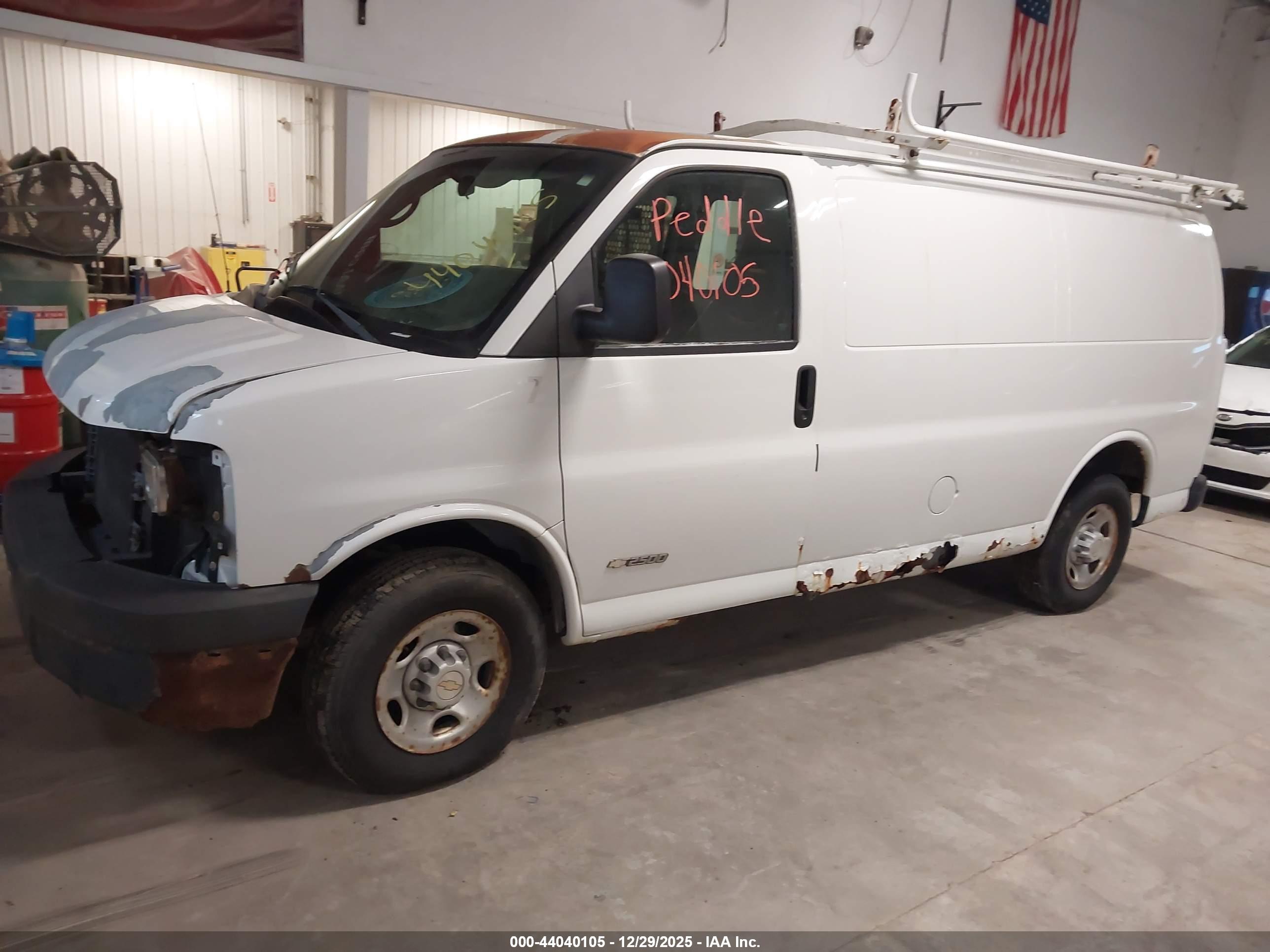CHEVROLET EXPRESS image 2