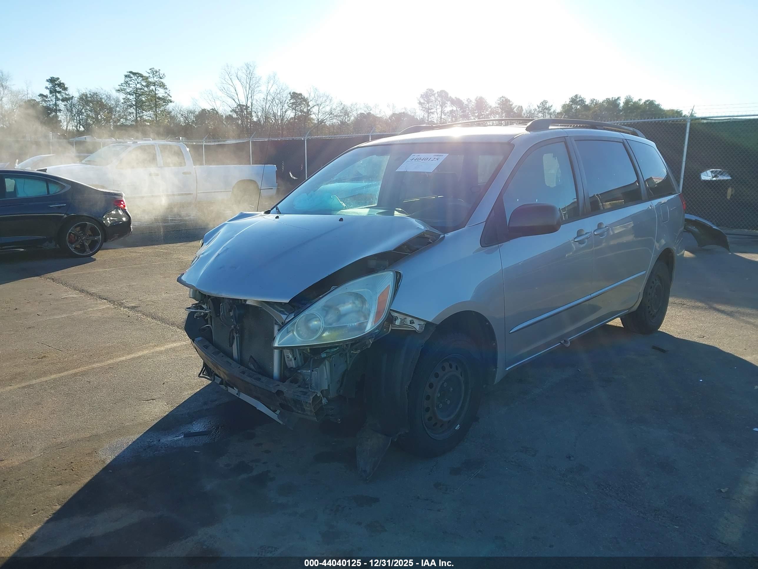 TOYOTA SIENNA image 2