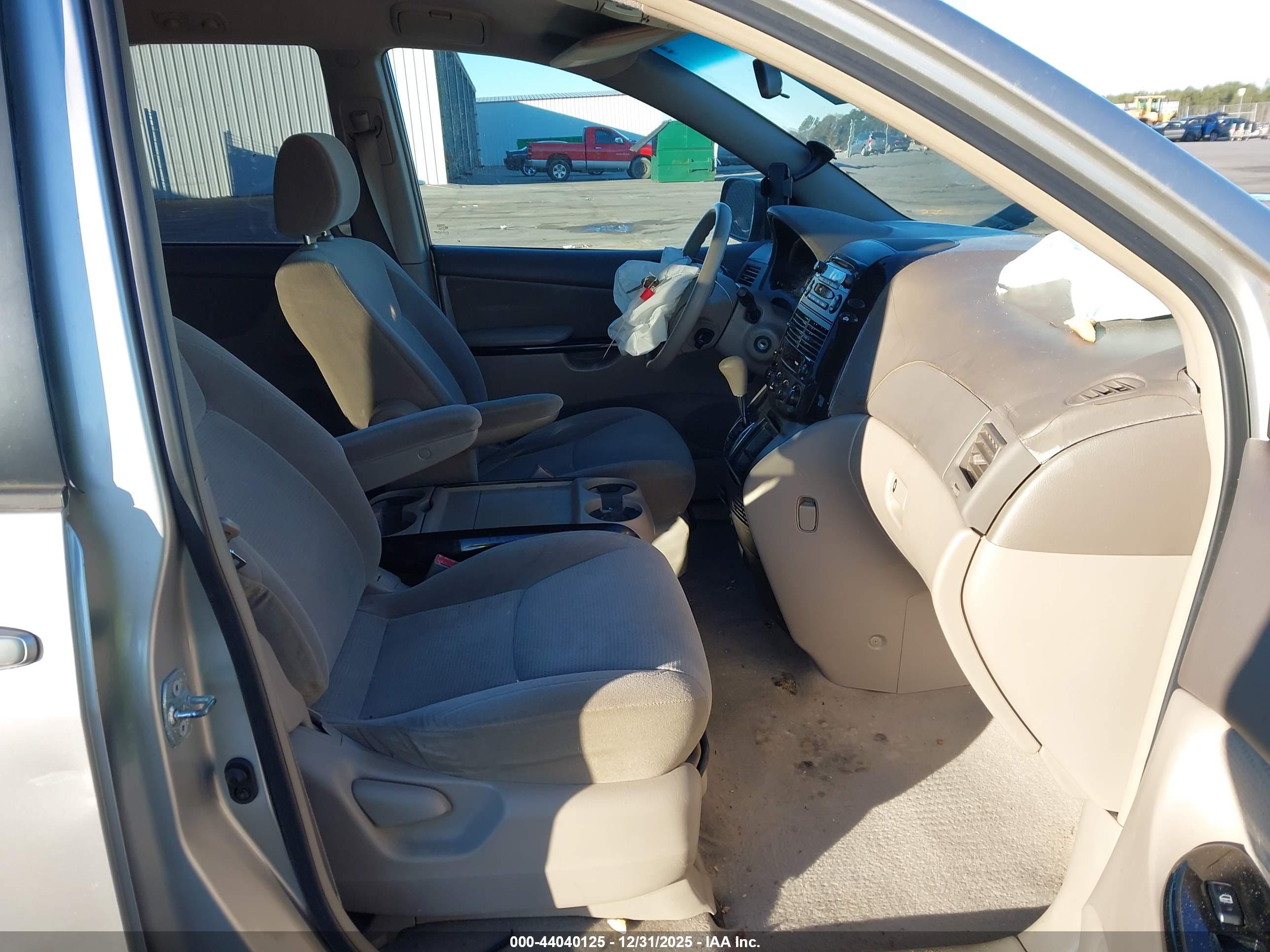 TOYOTA SIENNA image 5