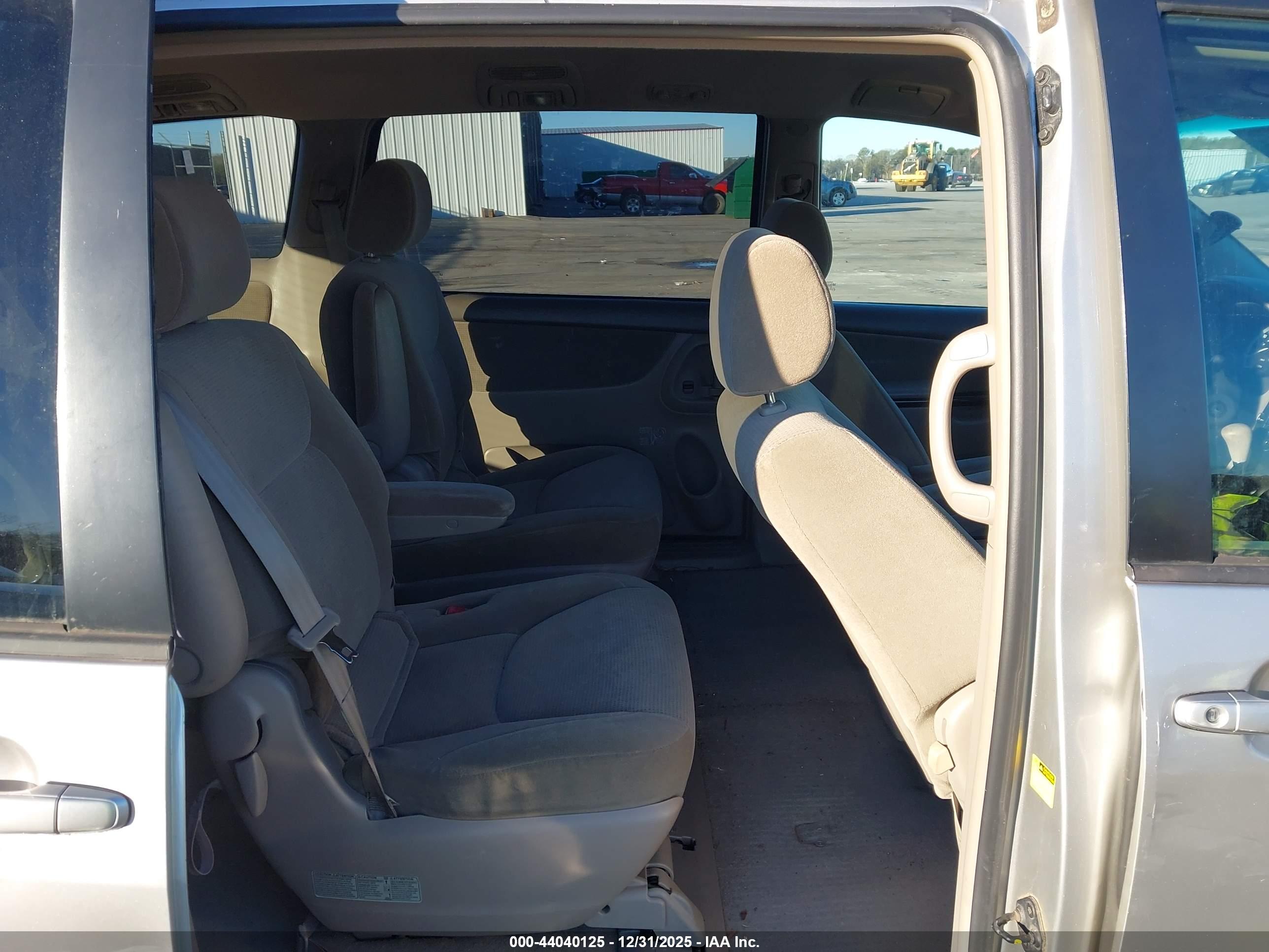 TOYOTA SIENNA image 8